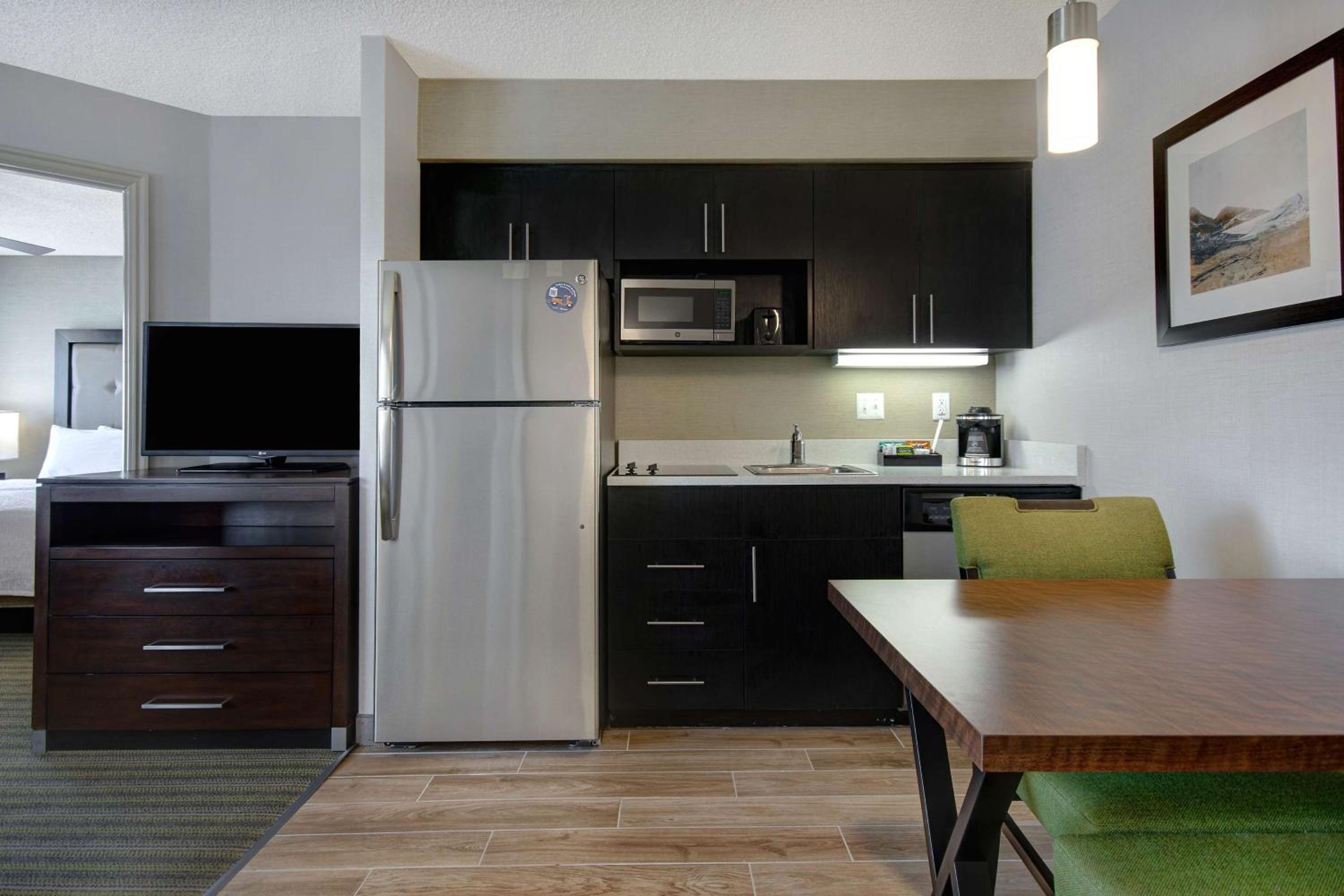 Non-Smoking Suite with 2 Double Beds with Fireplace - Photo 5