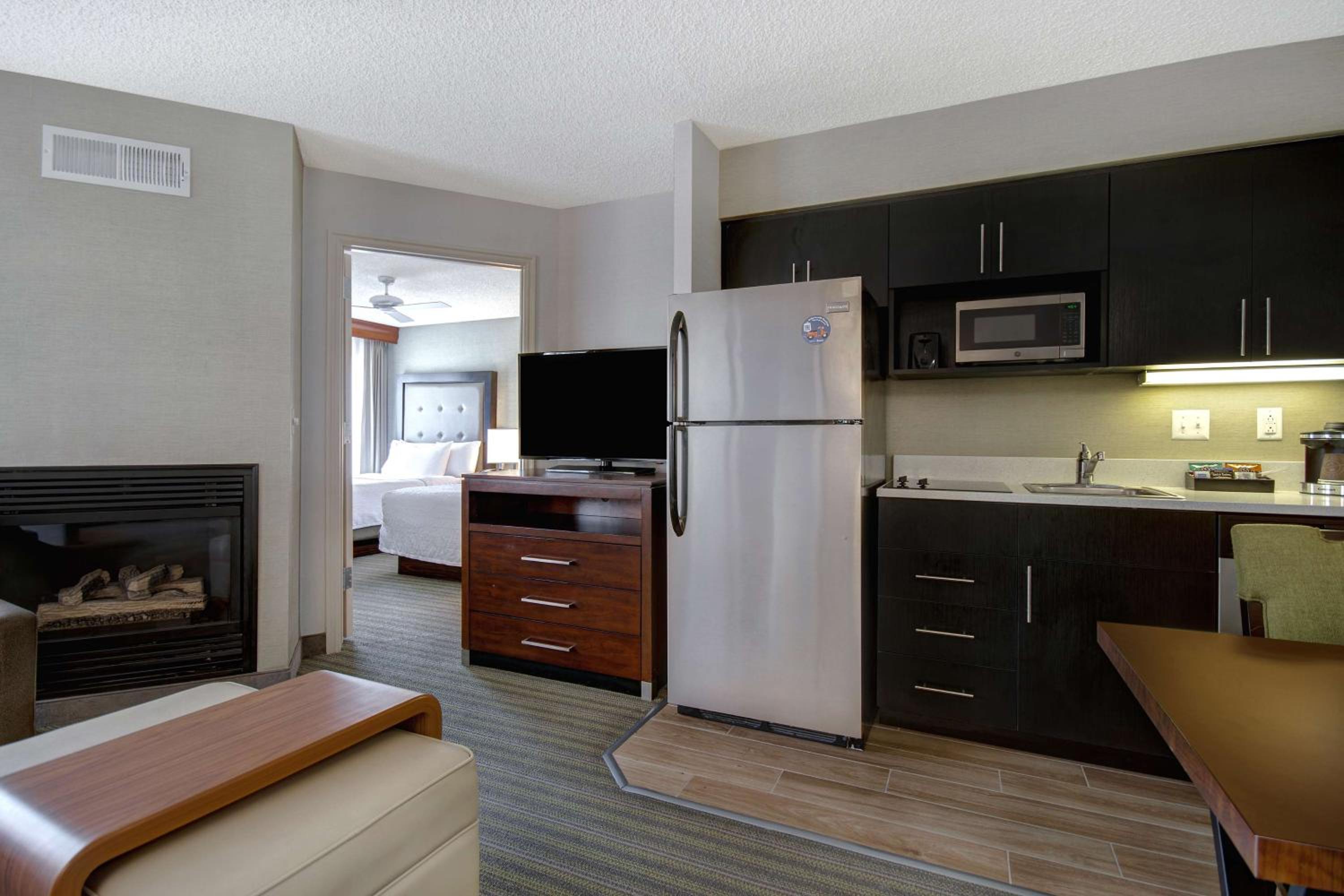 Non-Smoking Suite with 2 Double Beds with Fireplace - Photo 6