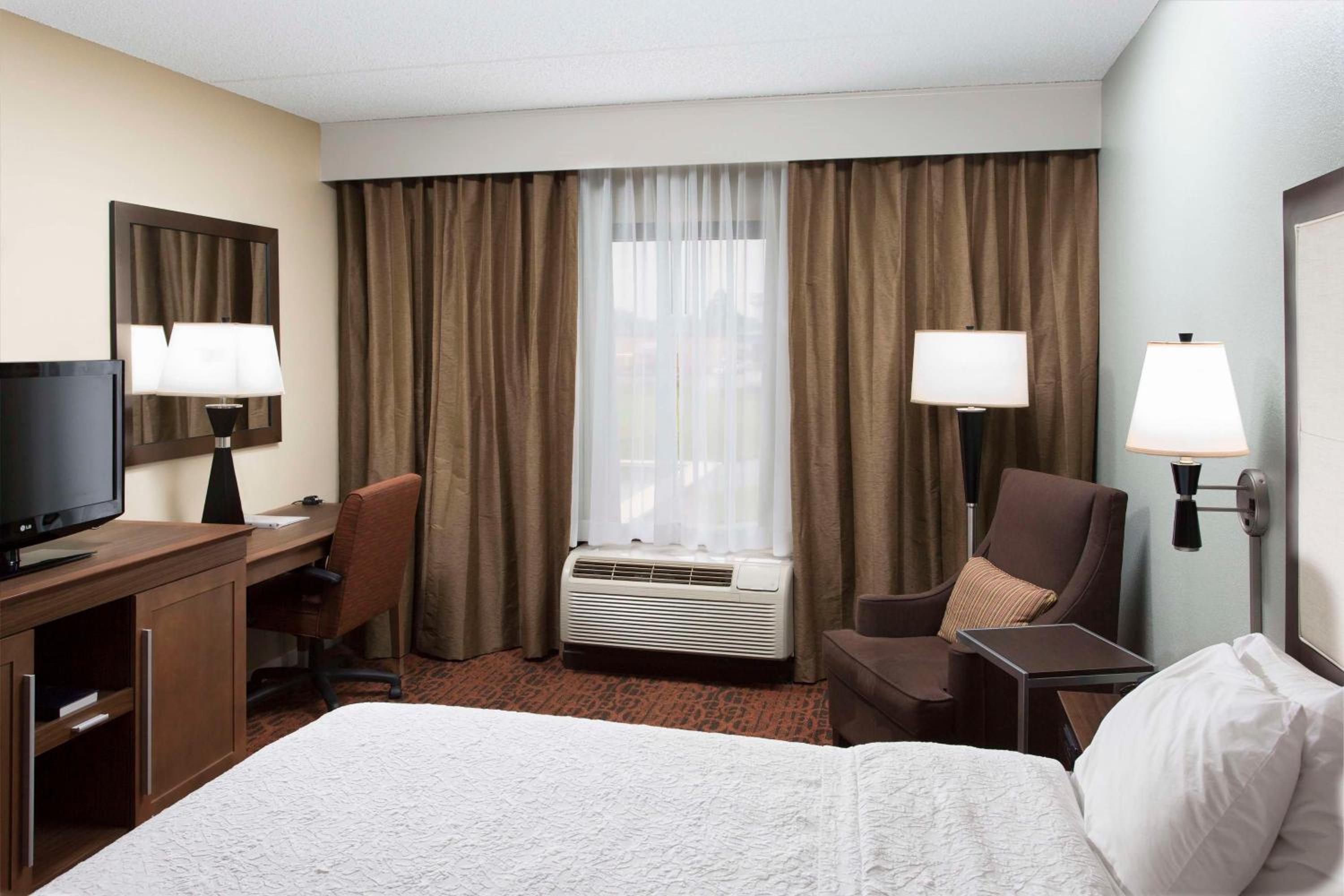 King Room with King Bed - Non-Smoking - Photo 5