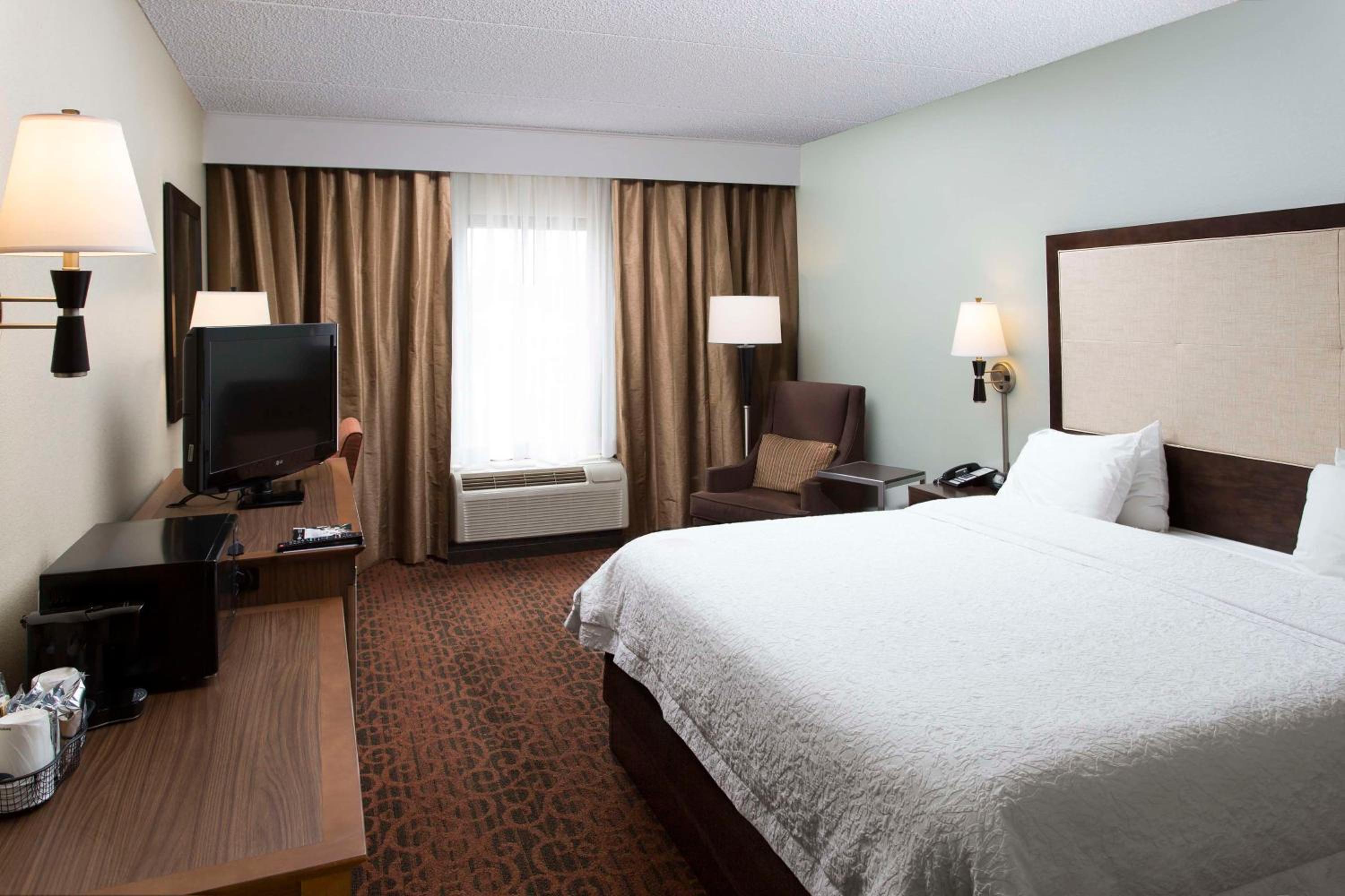 King Room with King Bed - Non-Smoking - Photo 4