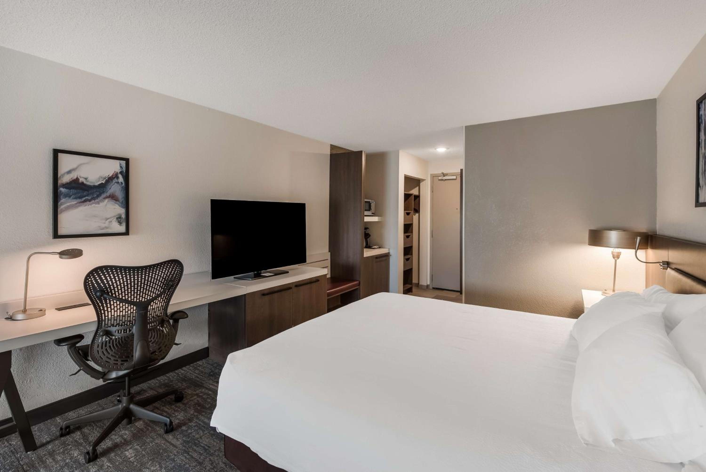 Deluxe King Room - Non-Smoking - Photo 1