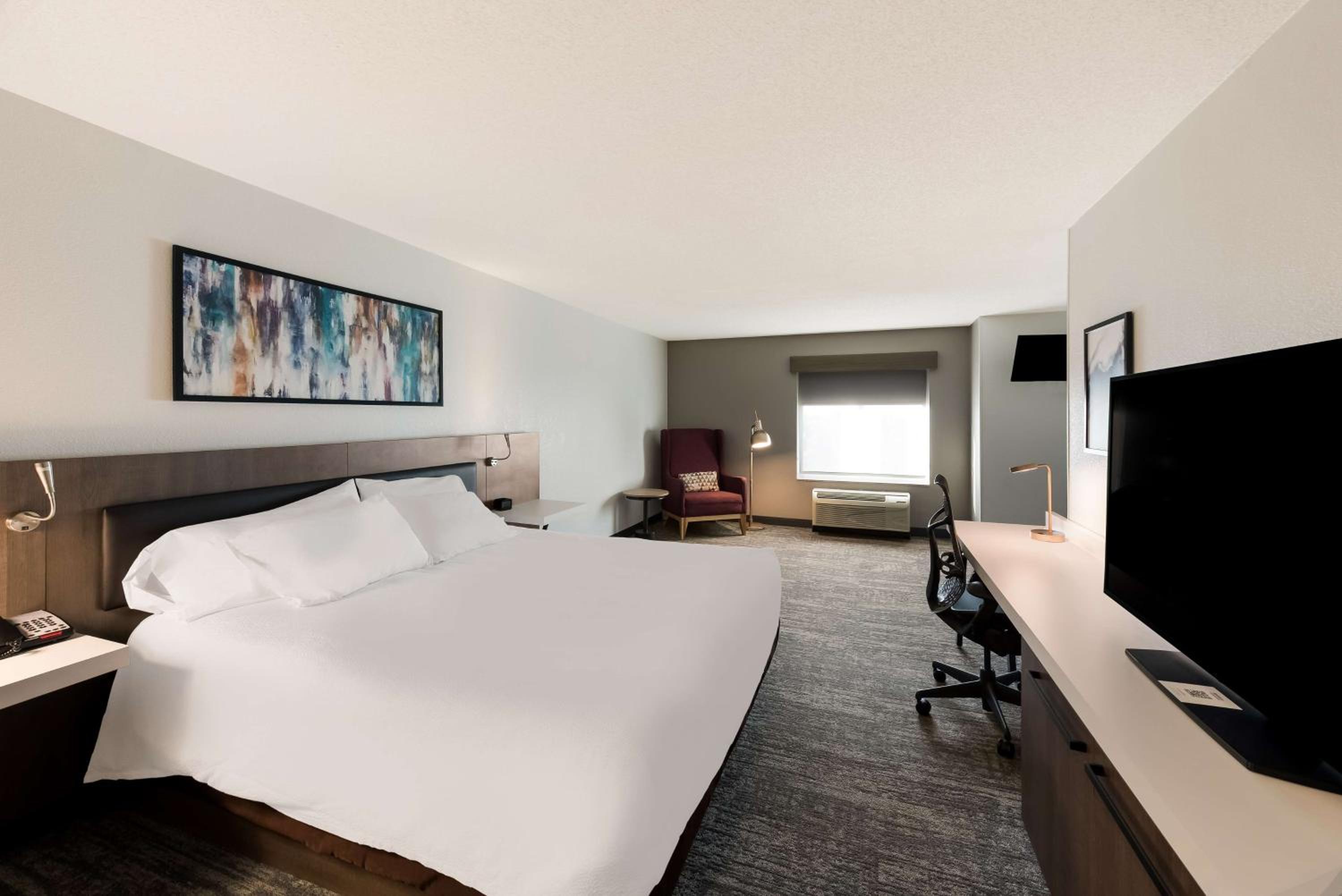 King Room with King Bed - Non-Smoking - Photo 3