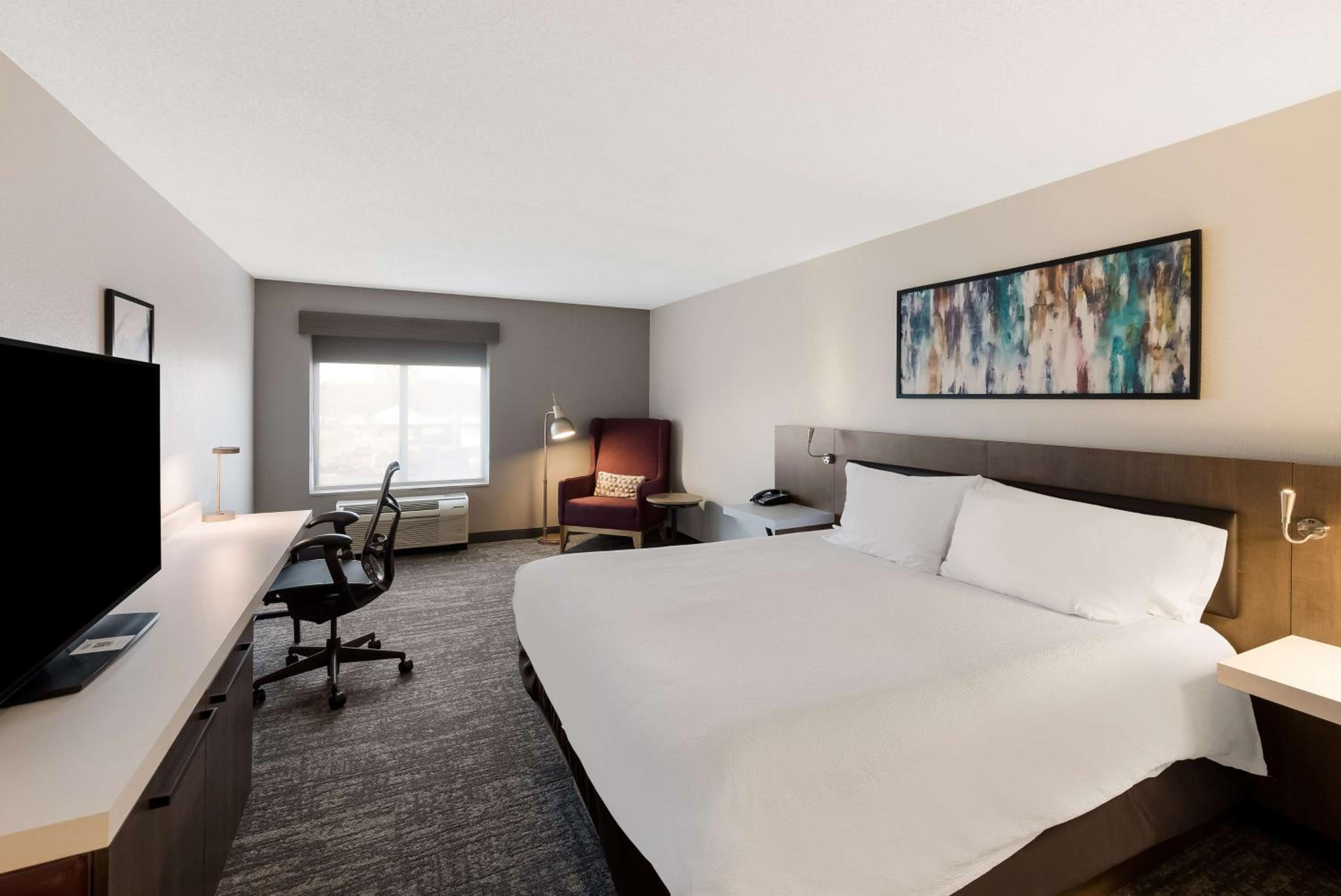 King Room with King Bed - Non-Smoking - Photo 2