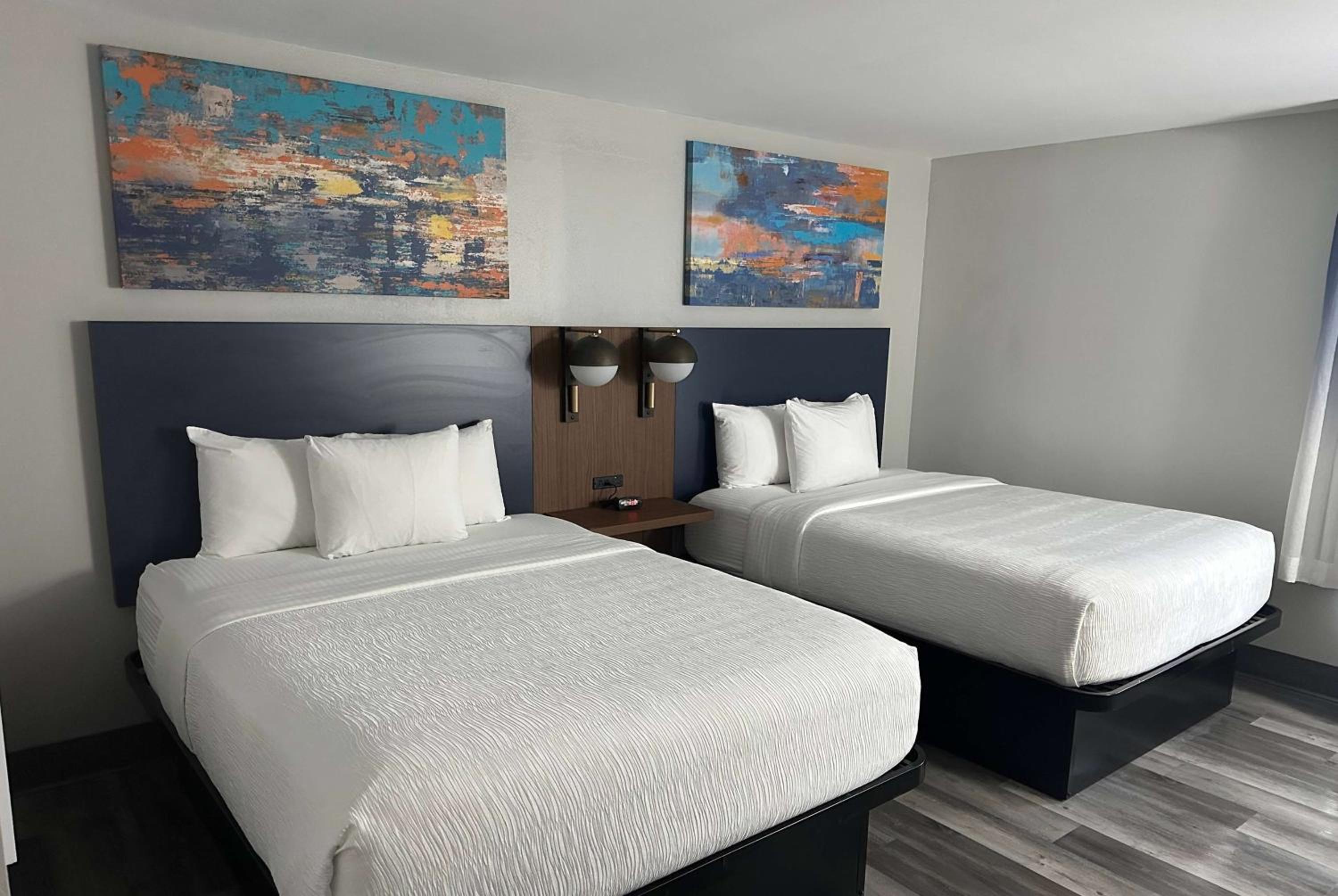 Queen Room with Two Queen Beds - Non-Smoking - Photo 1