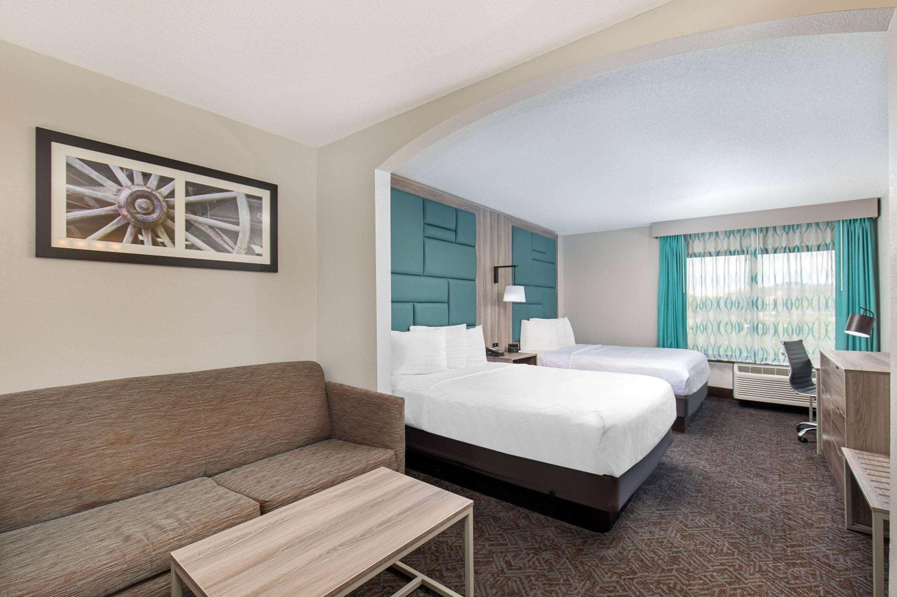 Executive Queen Room with Two Queen Beds and Sofa Bed - Non-Smoking photo 1