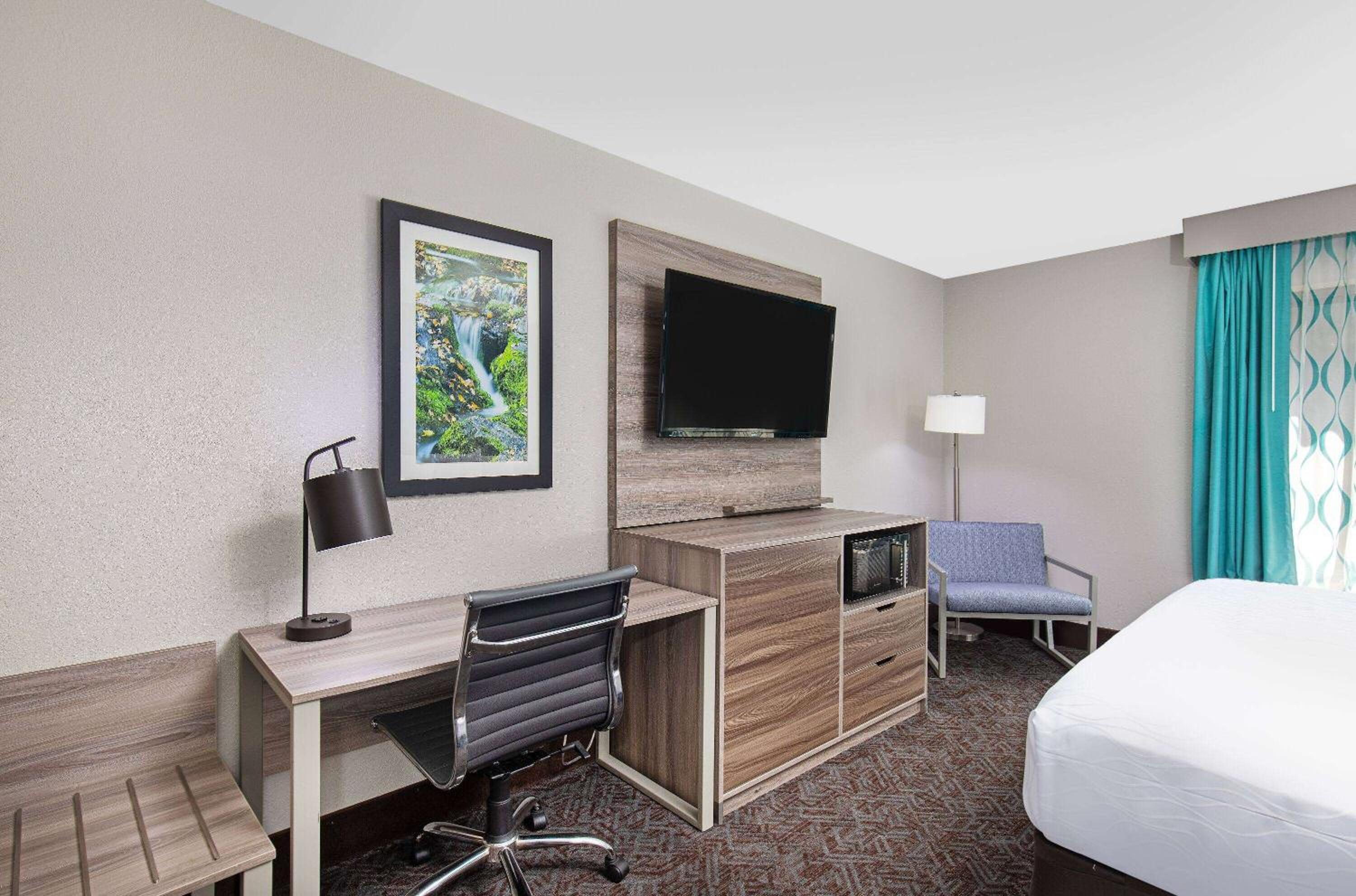 Deluxe King Room - Non-Smoking - Photo 2