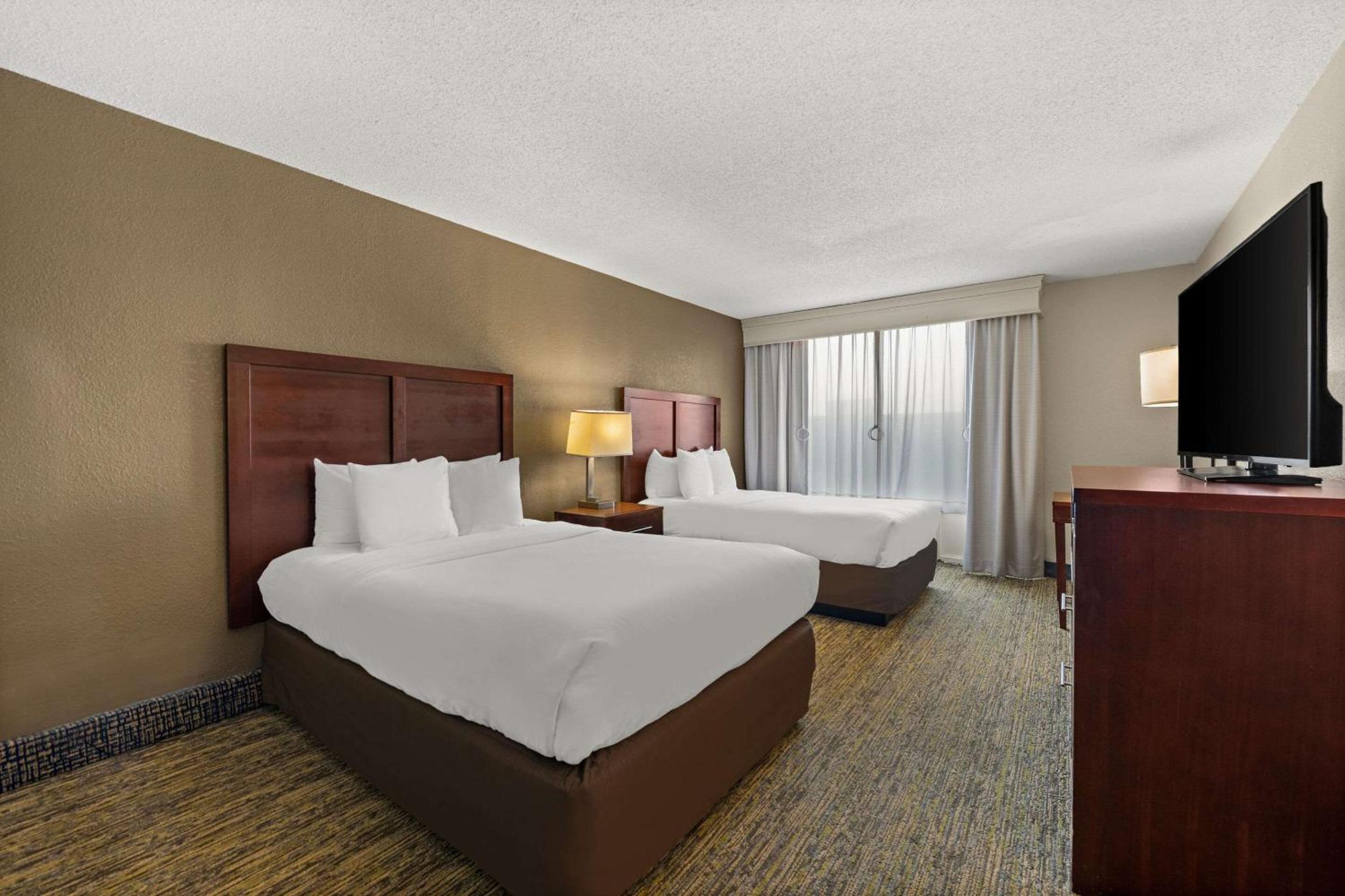 Two Double Beds with Street View - Photo 1