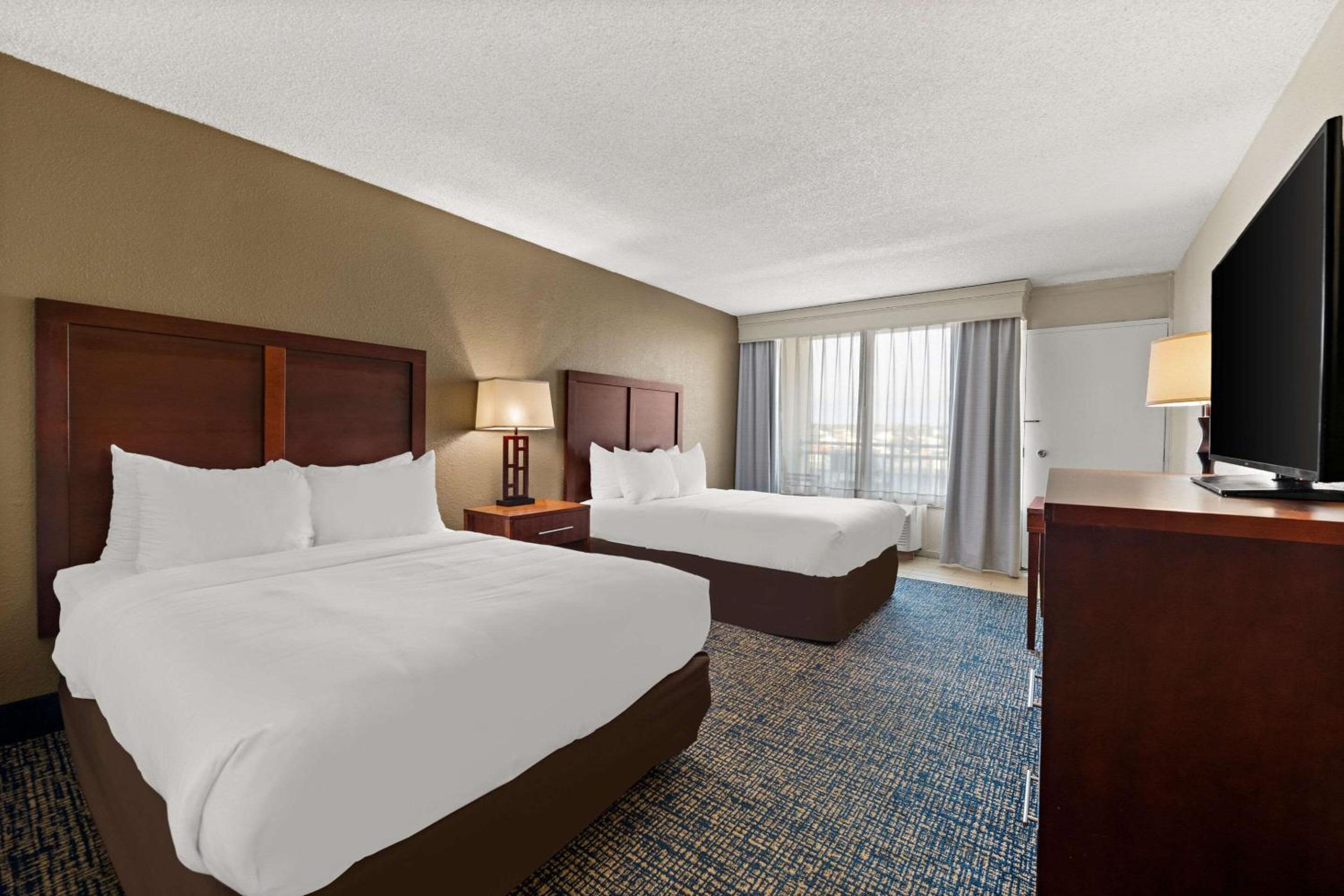 Two Double Beds with Street View - Photo 4
