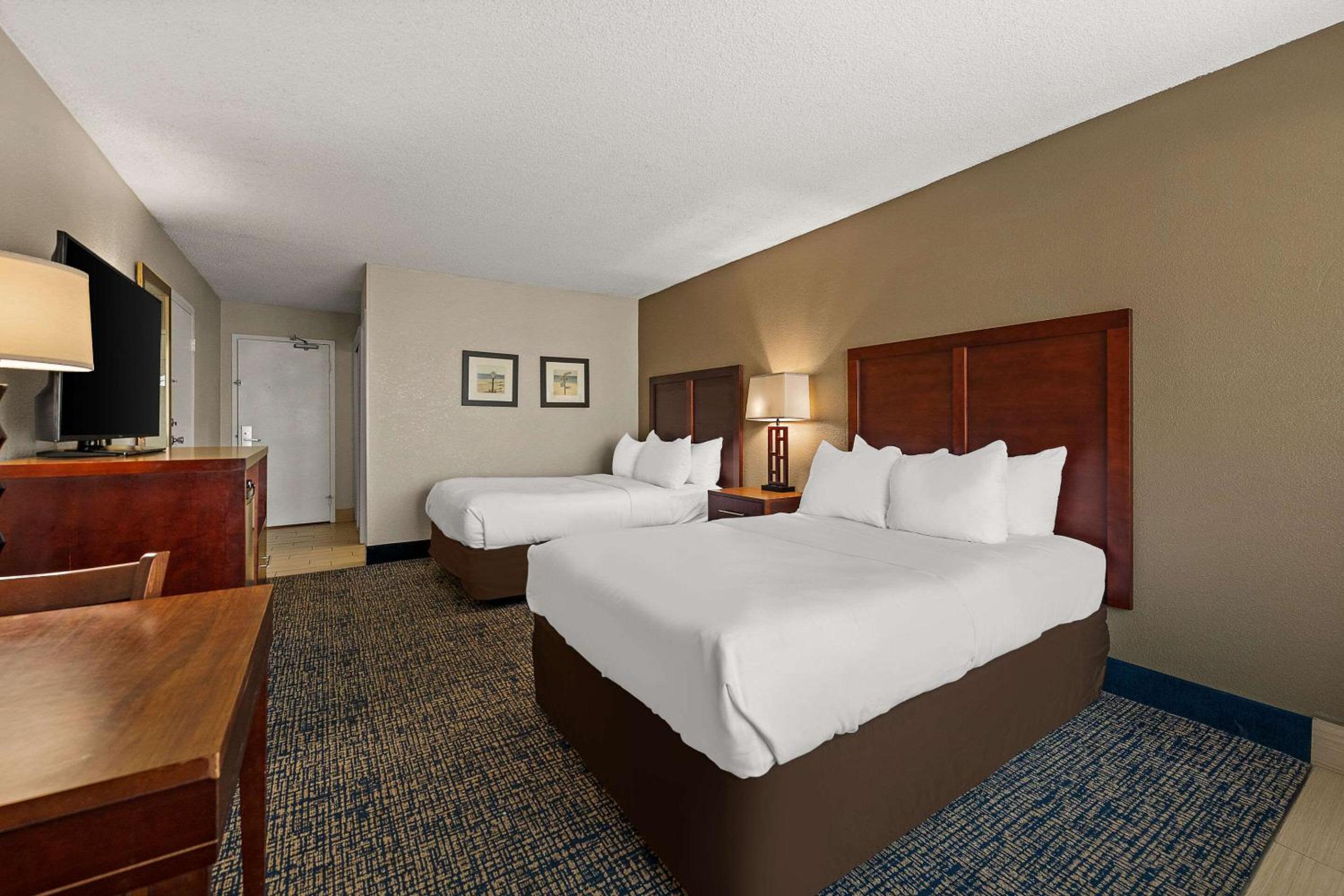 Two Double Beds with Street View - Photo 5