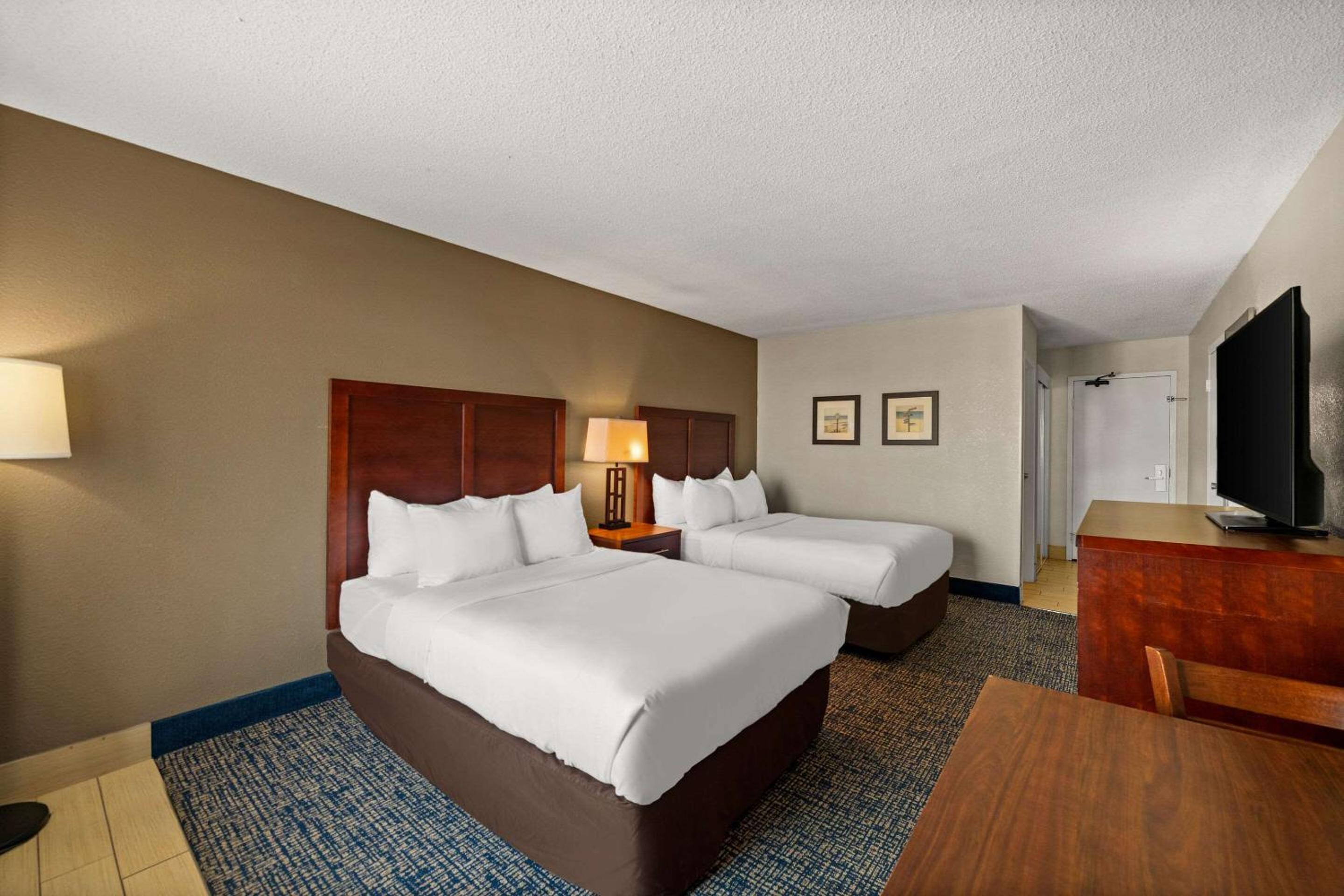 Double Room with Pool View - Photo 5