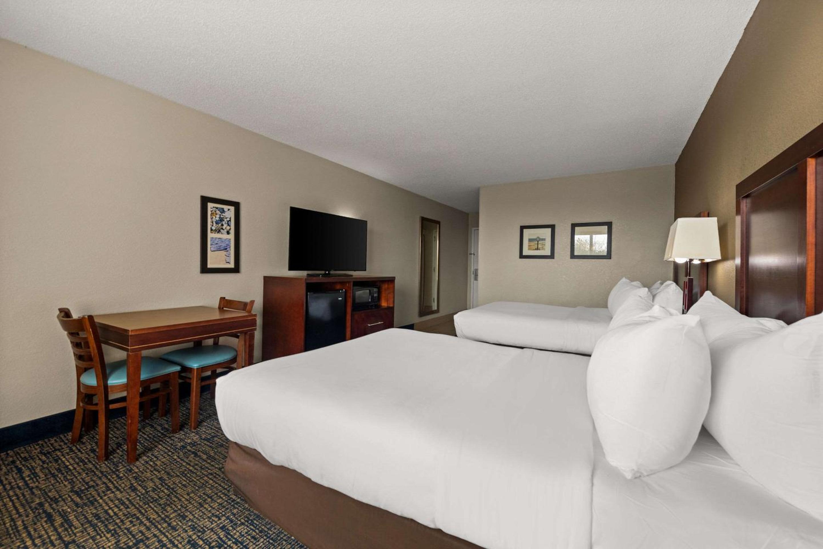 Double Room with Pool View - Photo 8