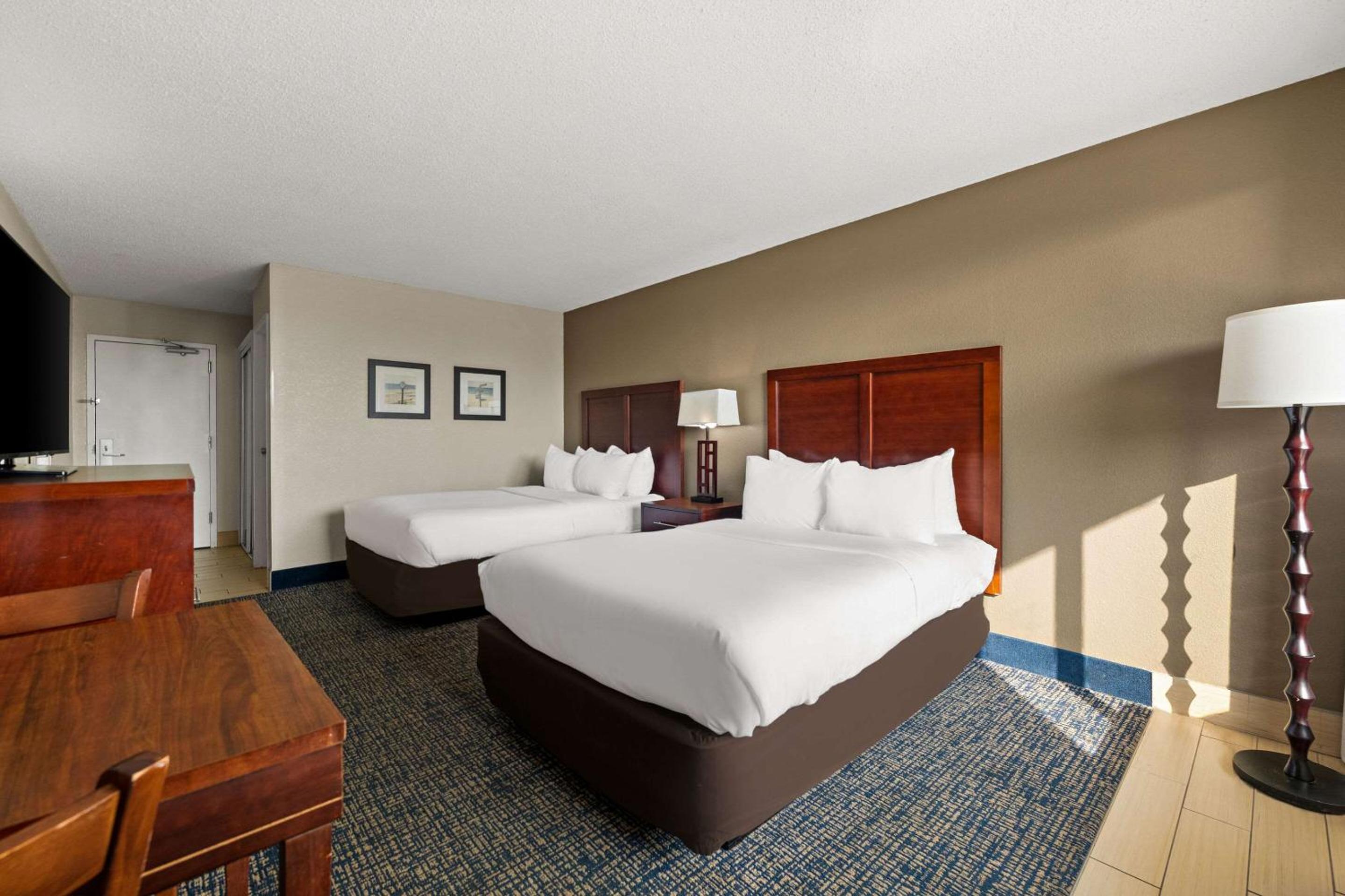 Double Room with Pool View - Photo 7