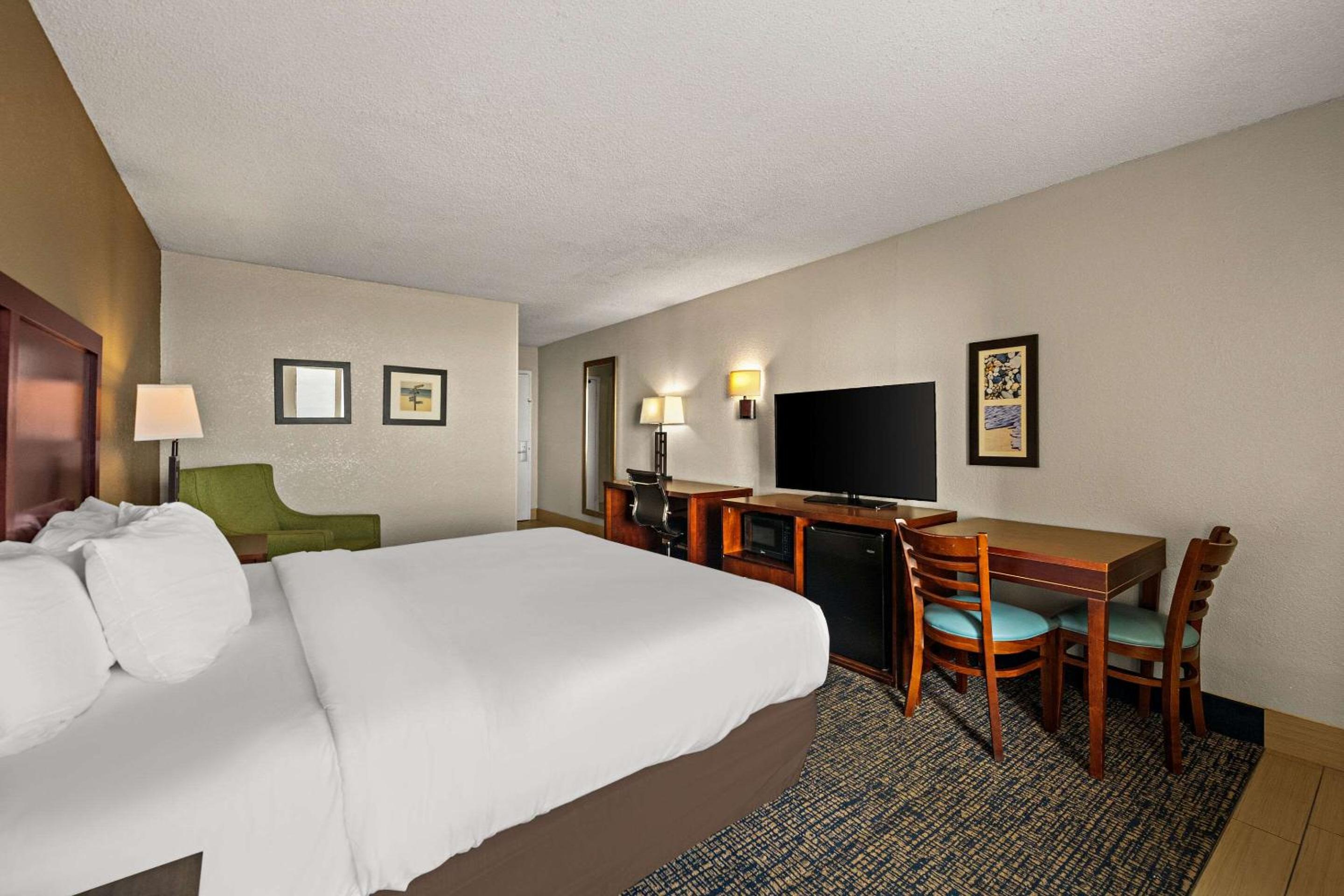 King Bed with Ocean View - Photo 5