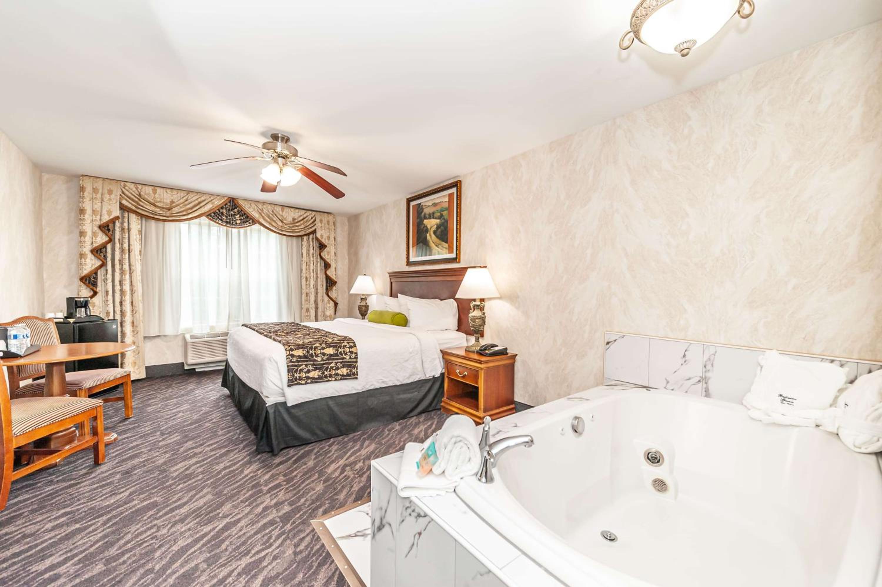 Deluxe King Room with One King Bed, Non-Smoking - Photo 1