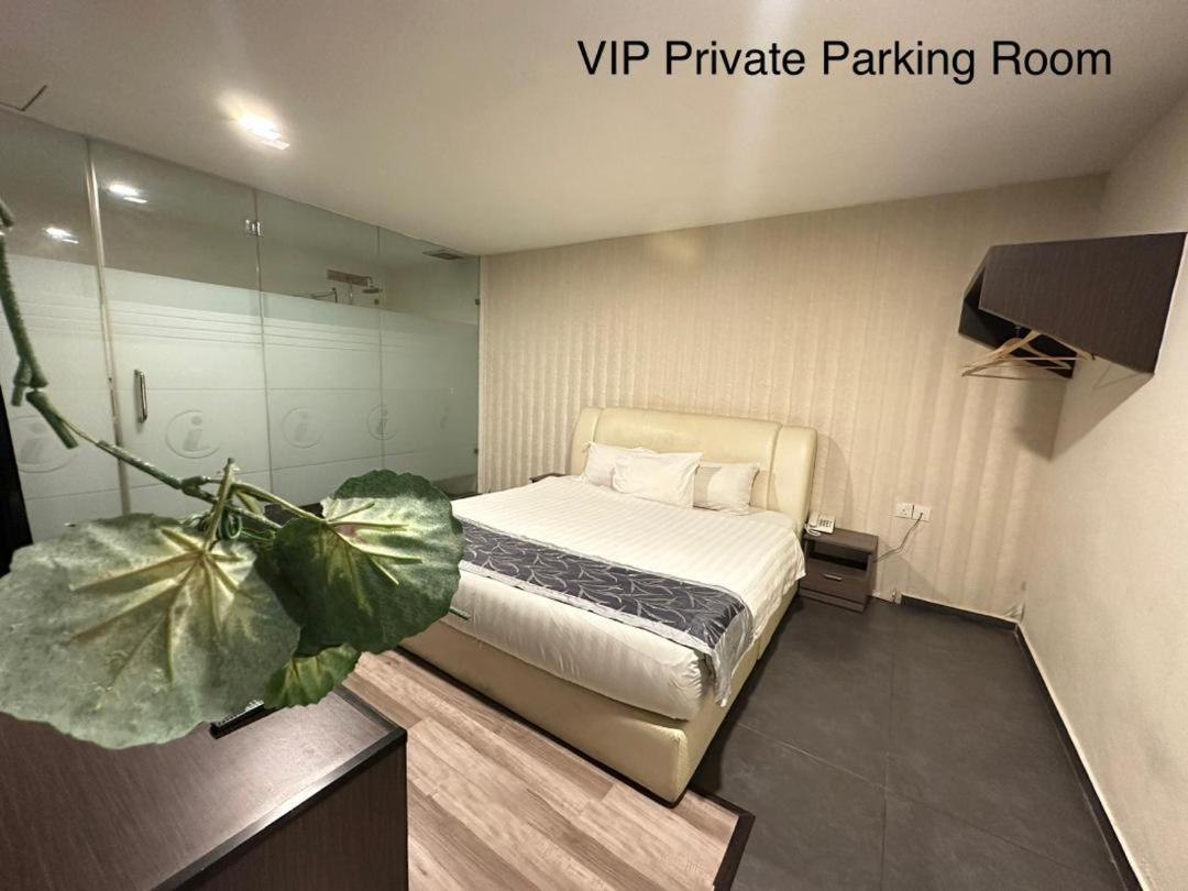 Deluxe King Room - Photo 2