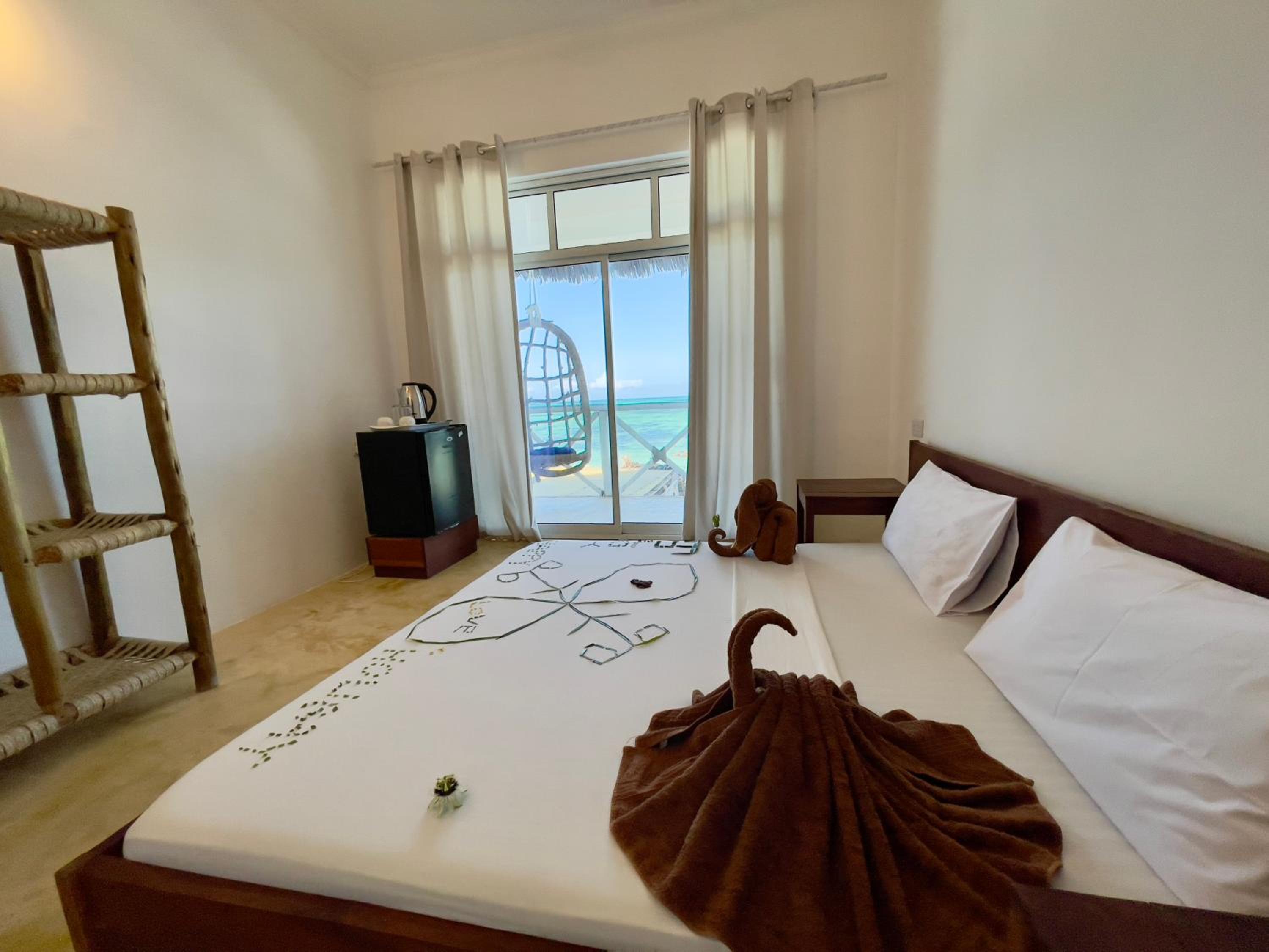 Deluxe Double Room with Balcony and Sea View - Photo 17
