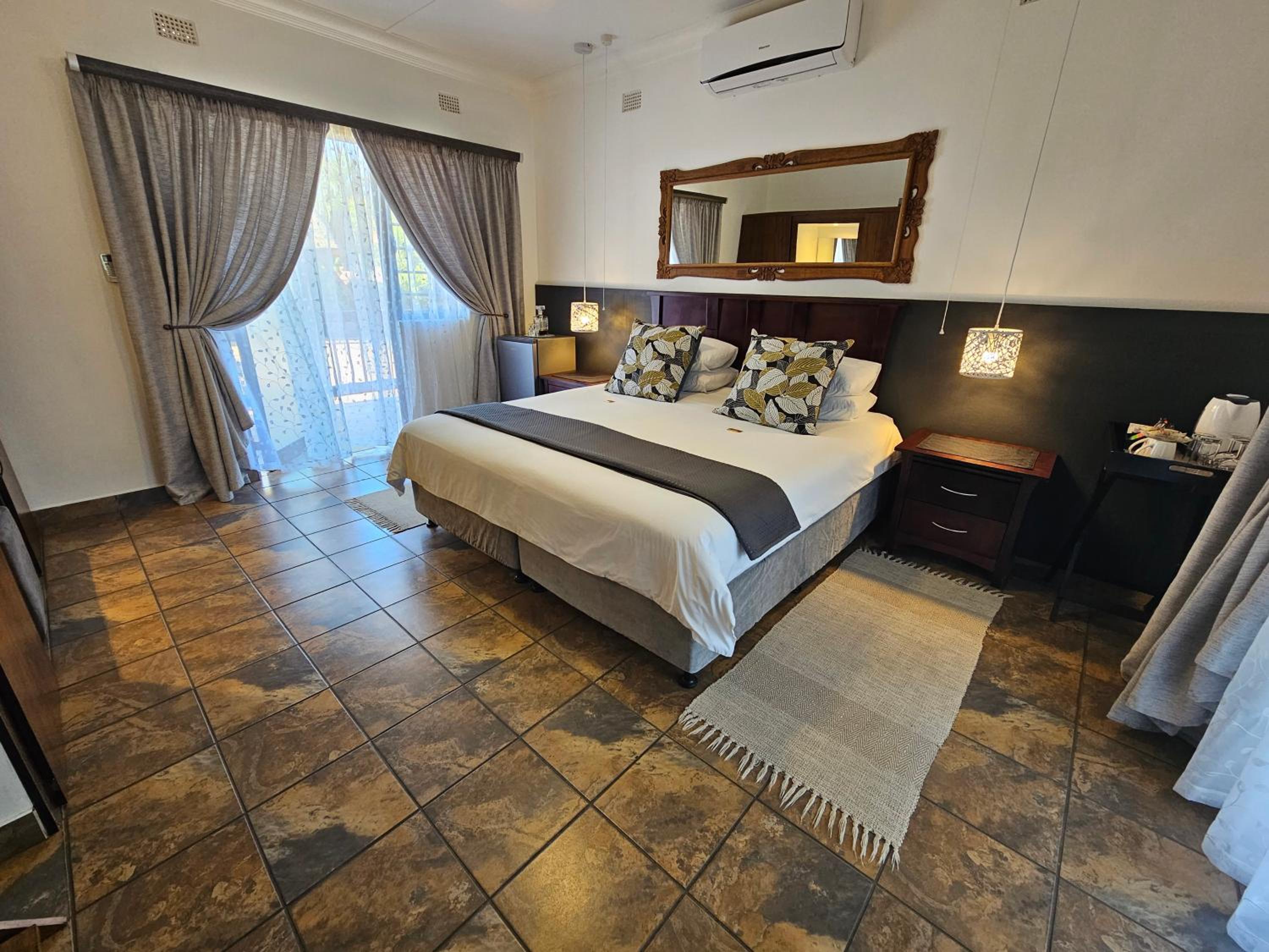 Deluxe Twin/King Forest View Room with Balcony photo 2