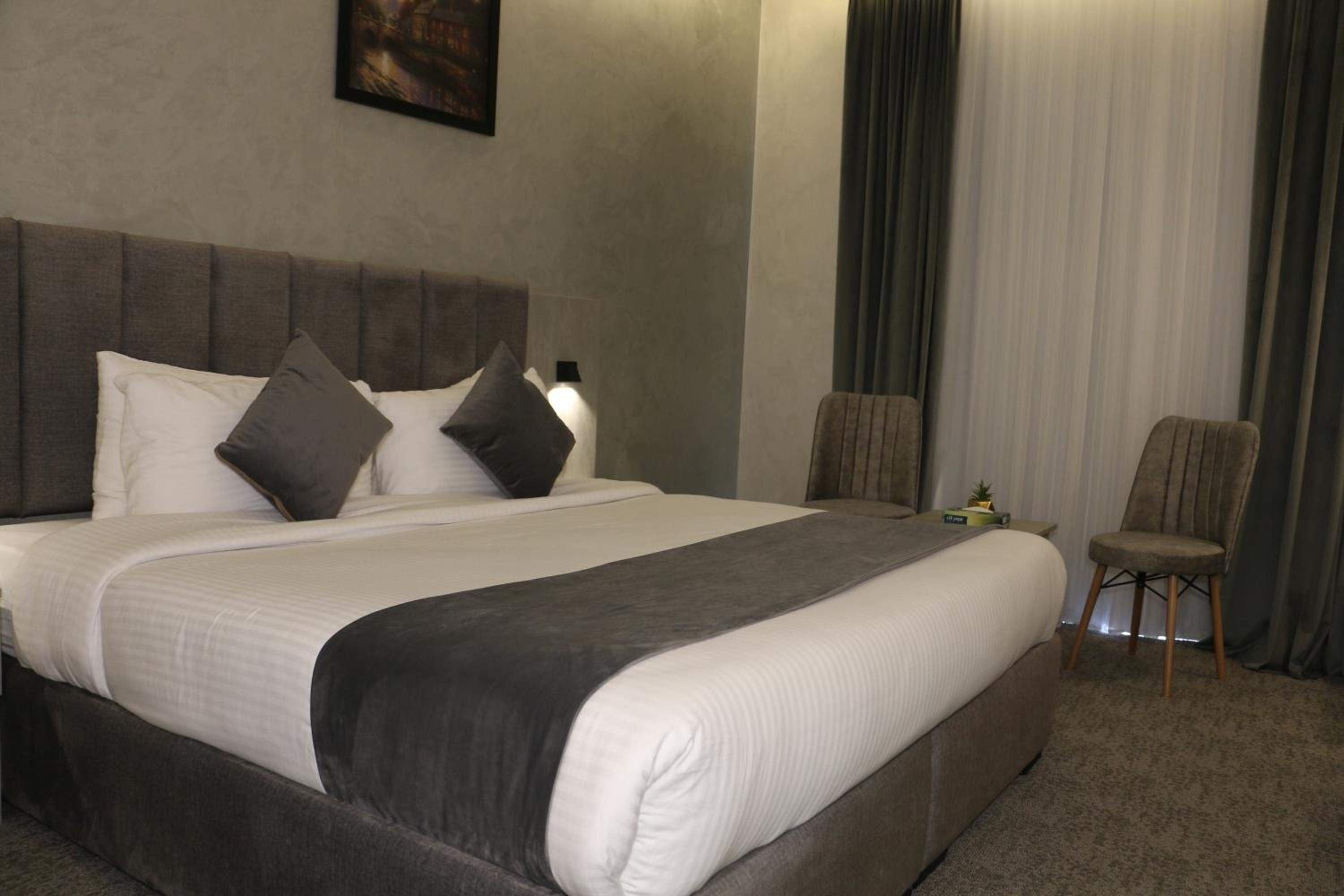 Deluxe King Room - Photo 11