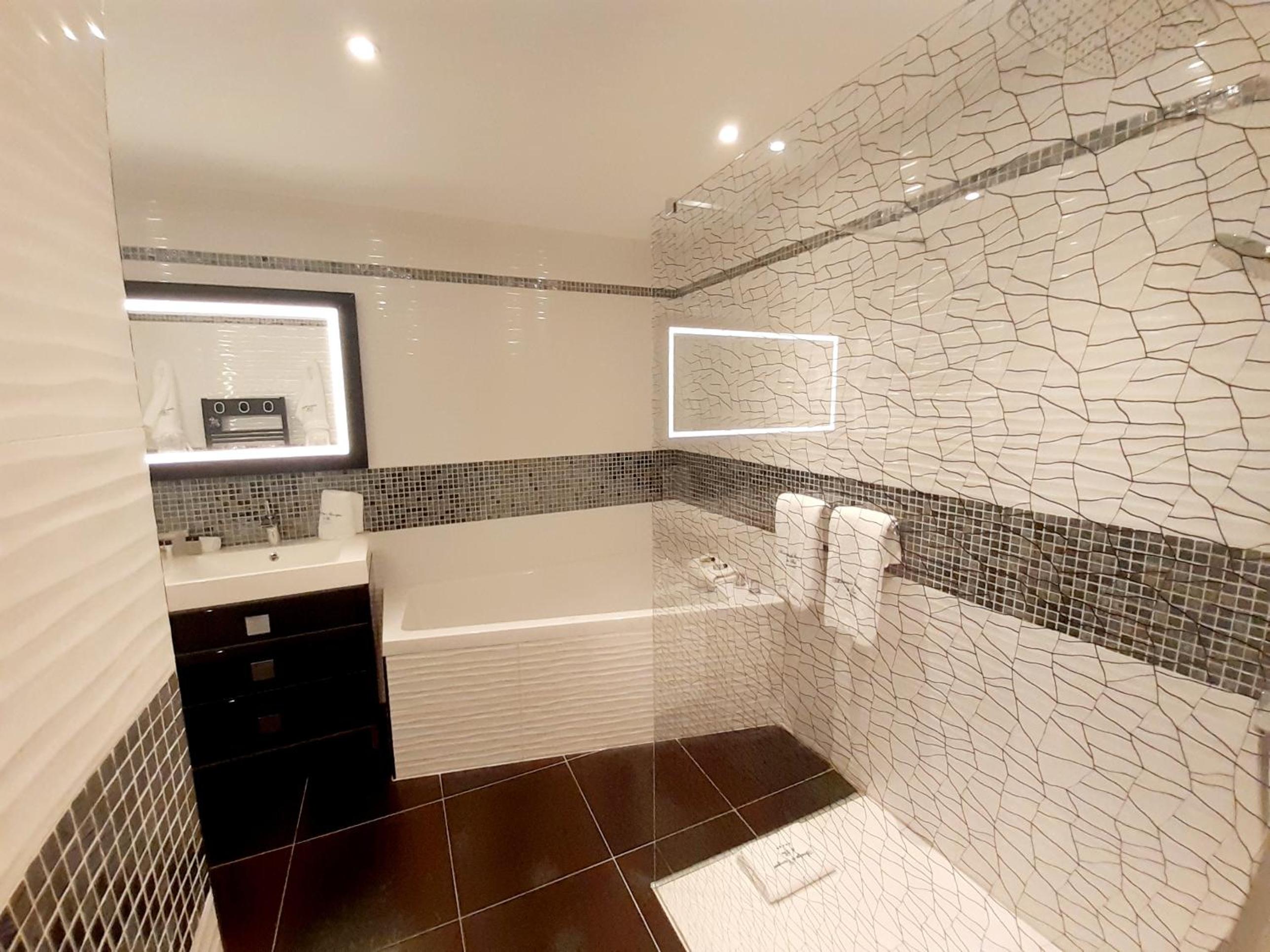 Deluxe Double Room with Terrace - Photo 4