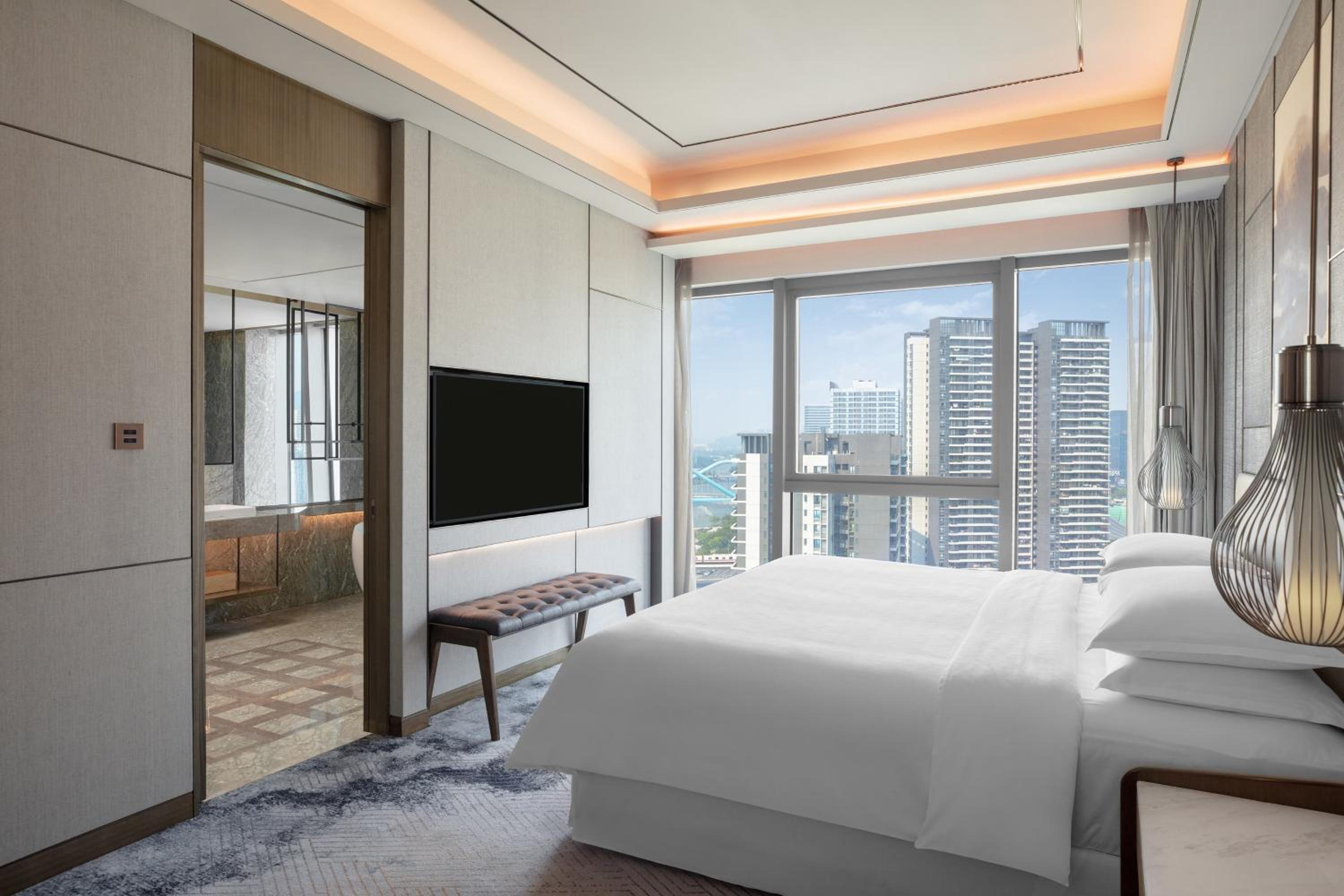 Deluxe One-Bedroom King Suite with Club Lounge Access photo 1