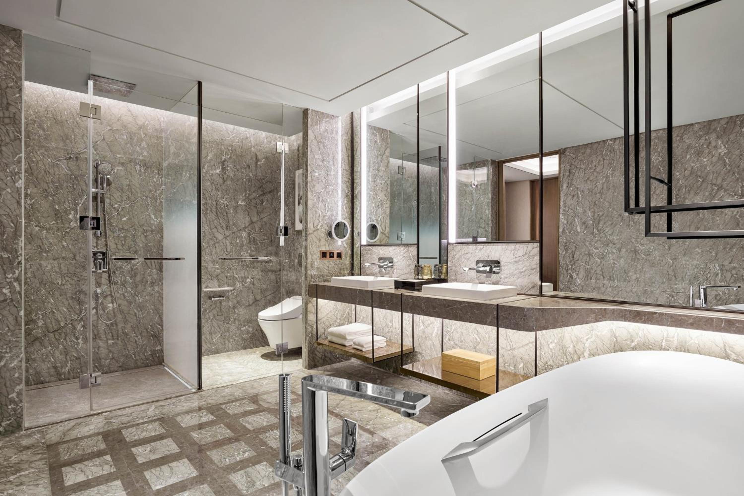 Deluxe One-Bedroom King Suite with Club Lounge Access photo 2