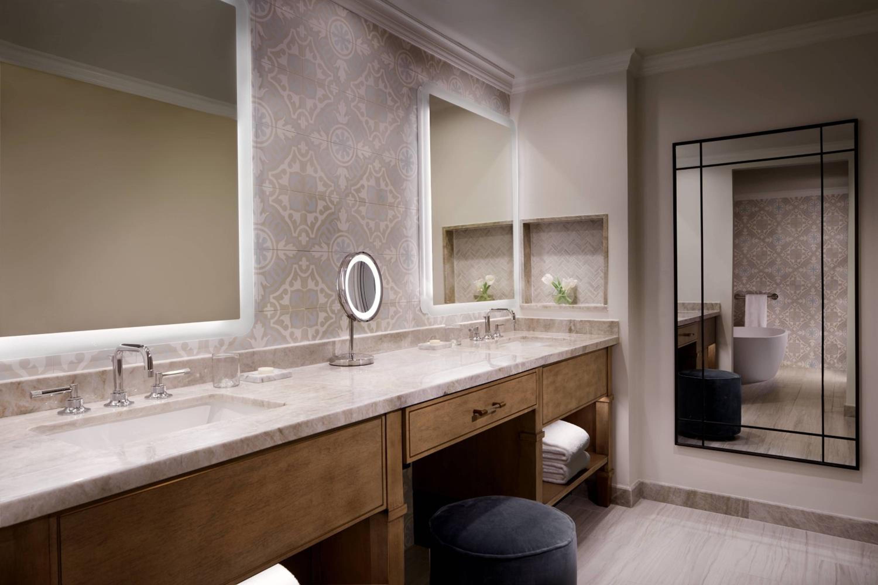 One-Bedroom King Suite with Balcony and Ocean View - Photo 4