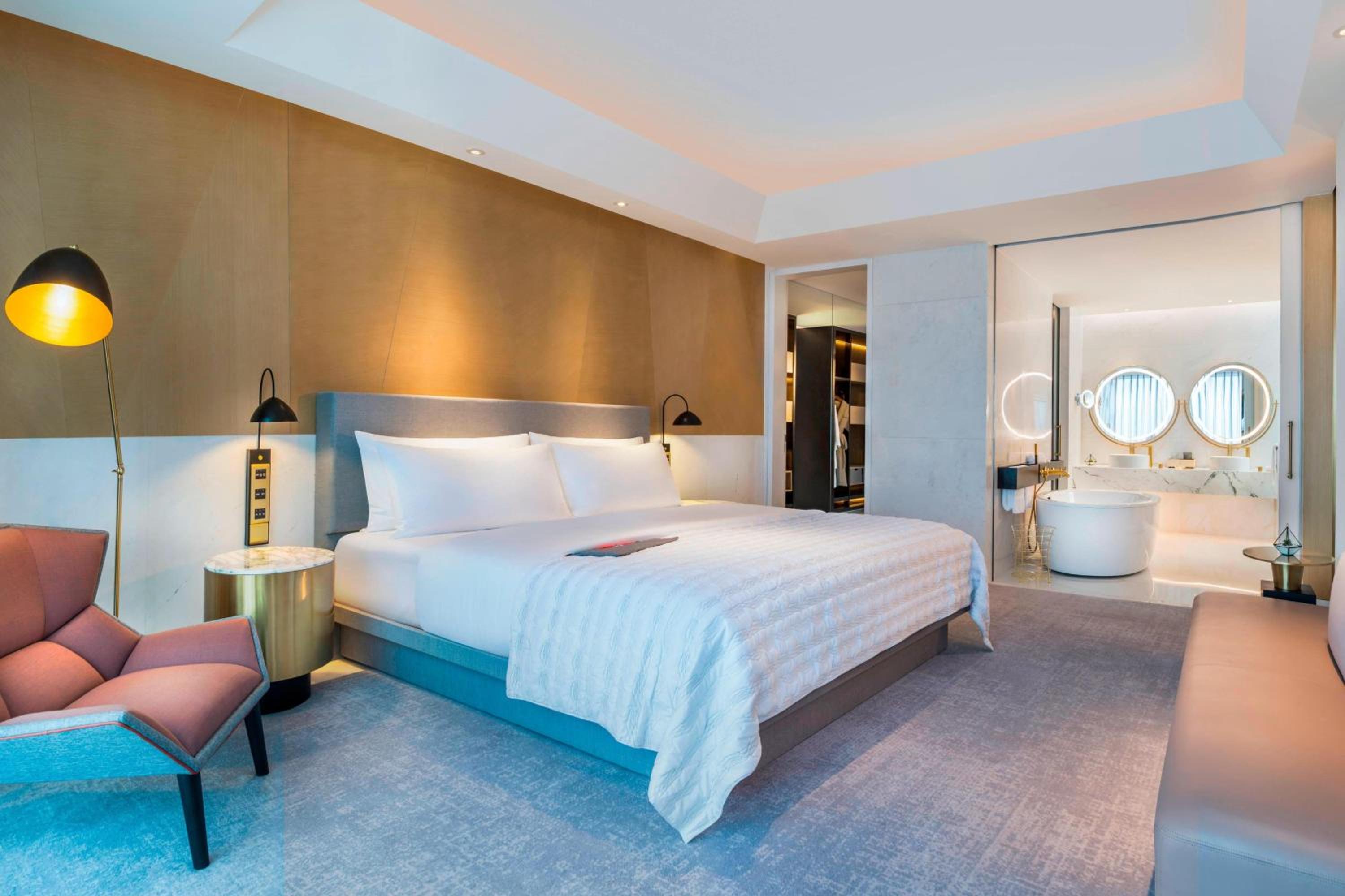 Club Suite, Club lounge access, Executive Suite, 1 King, City view