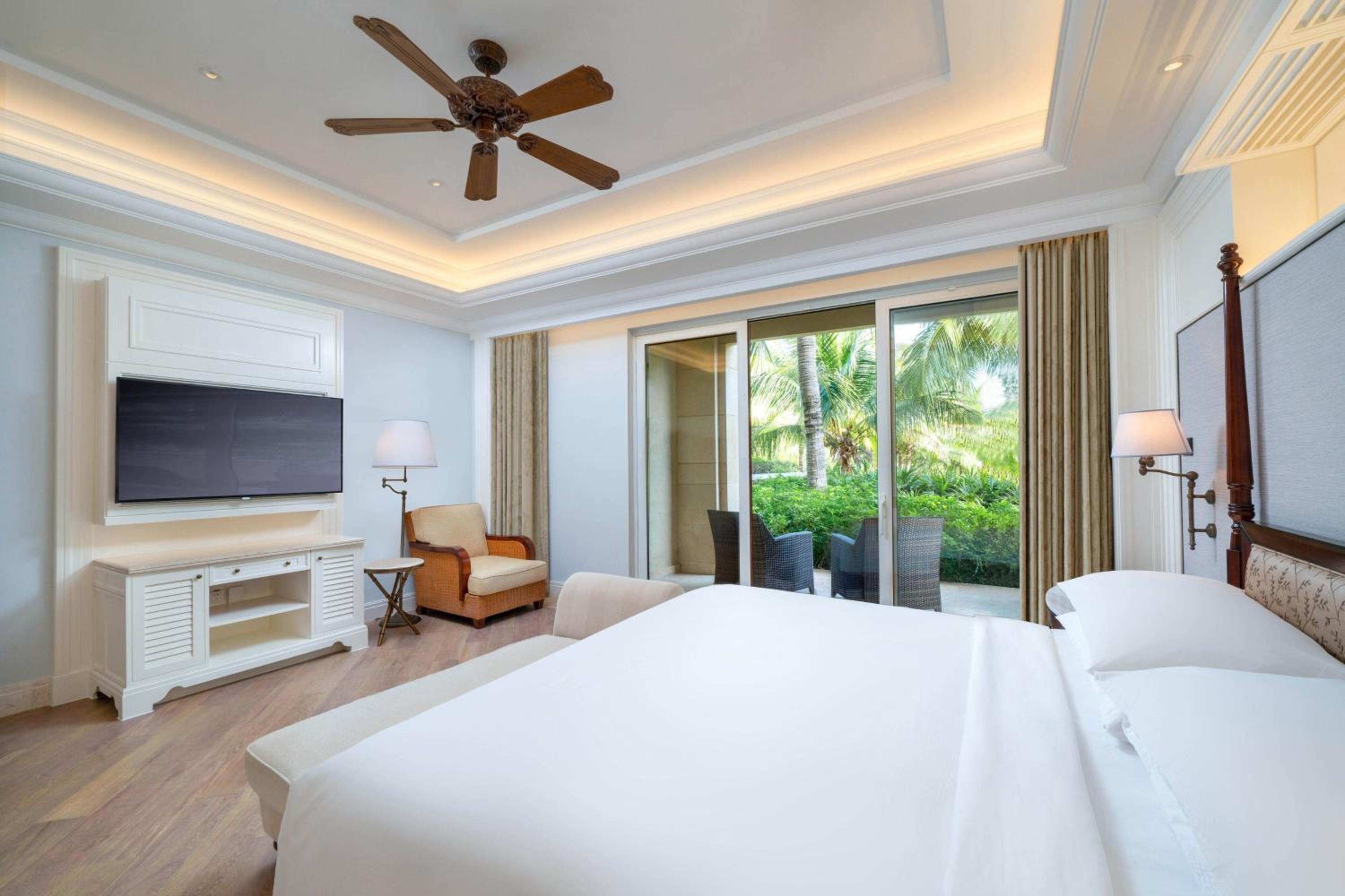 Deluxe Suite with Pool