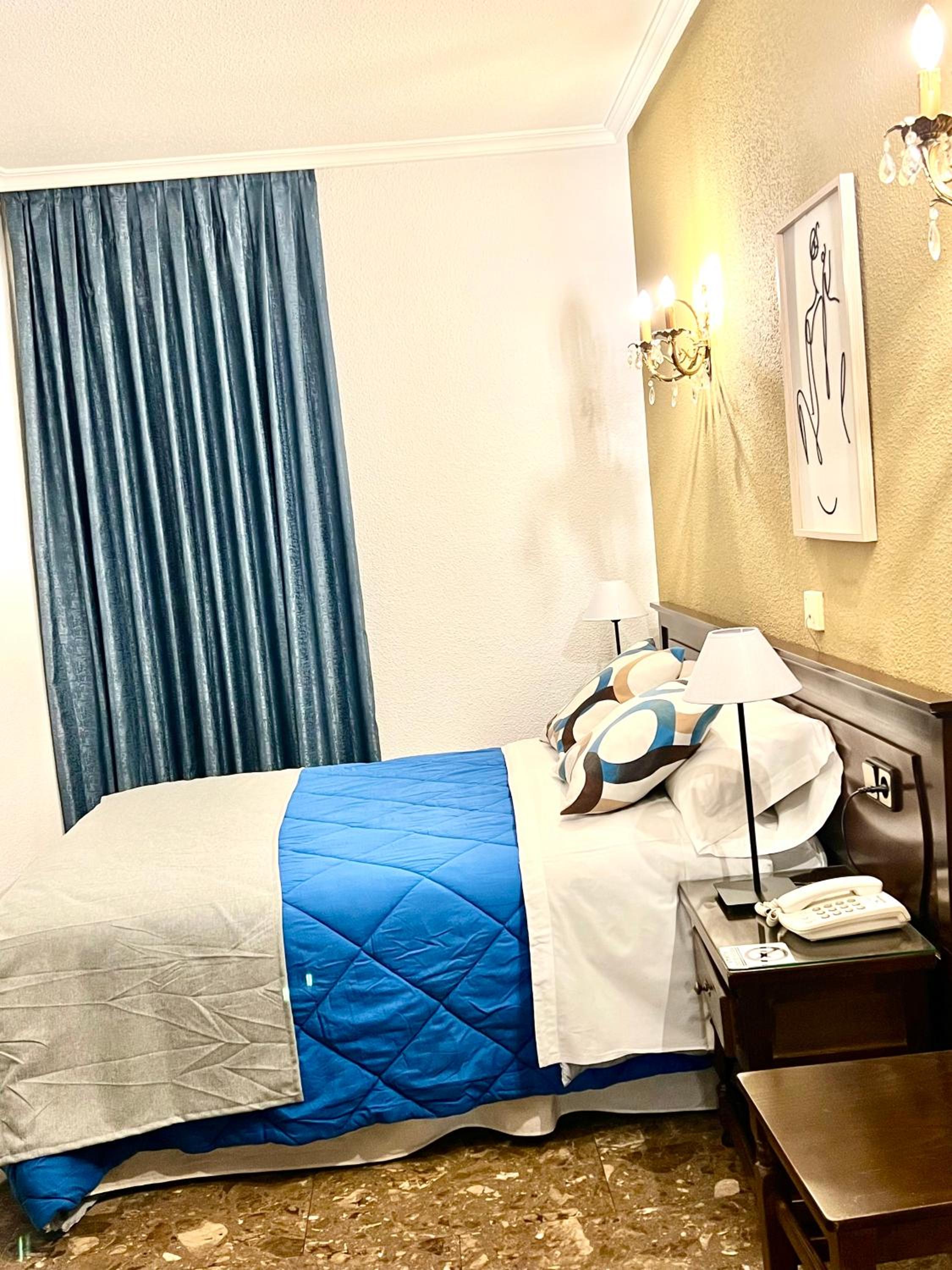 Standard Queen Room - Photo 12