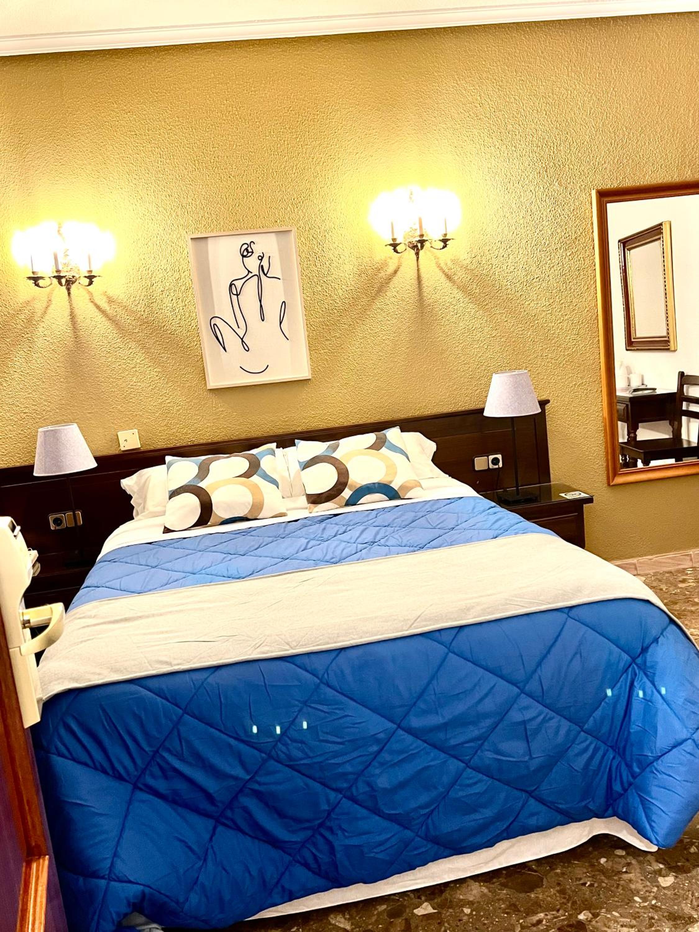Standard Queen Room - Photo 11