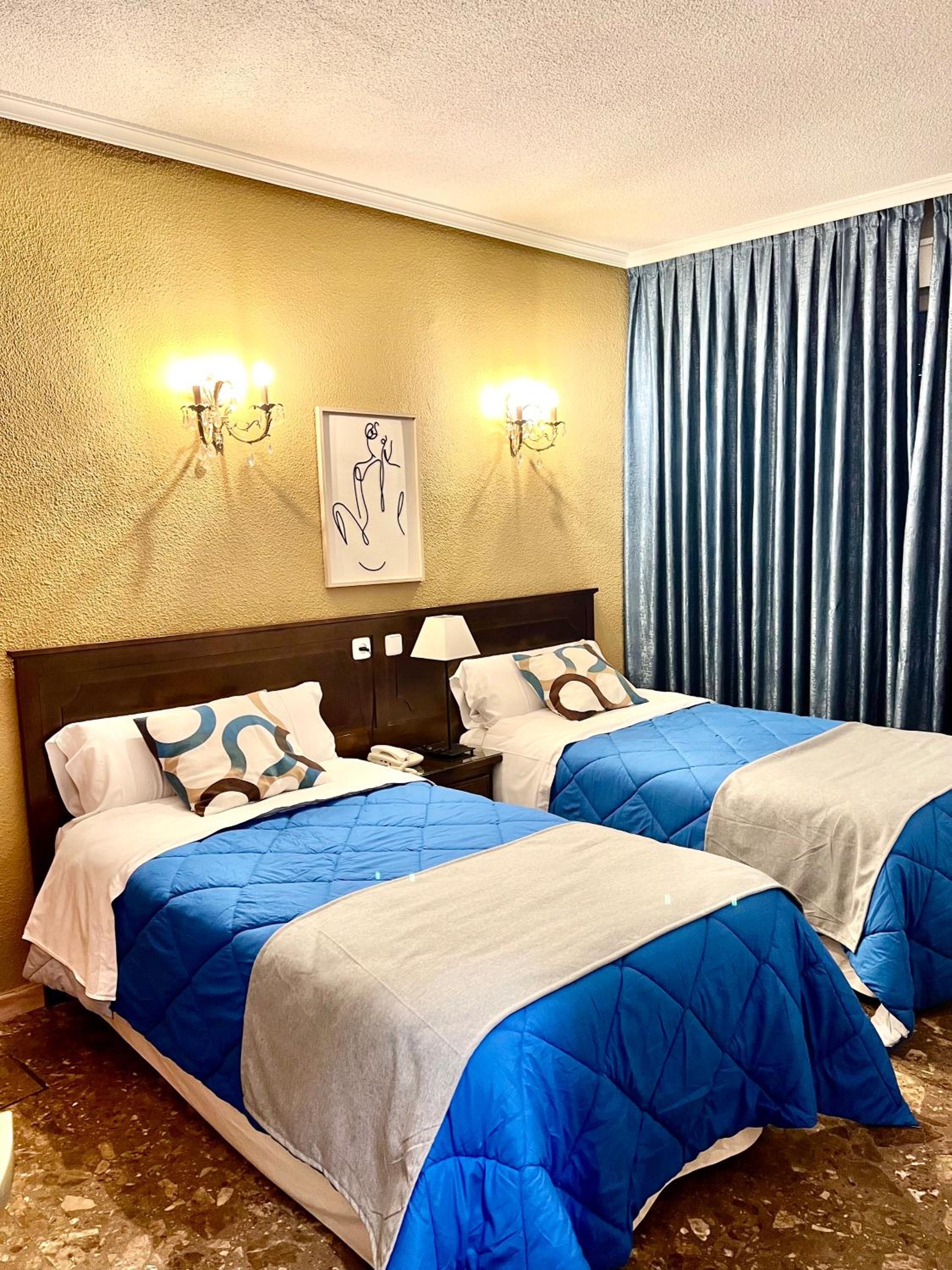 Twin Room with Private Bathroom - Photo 16