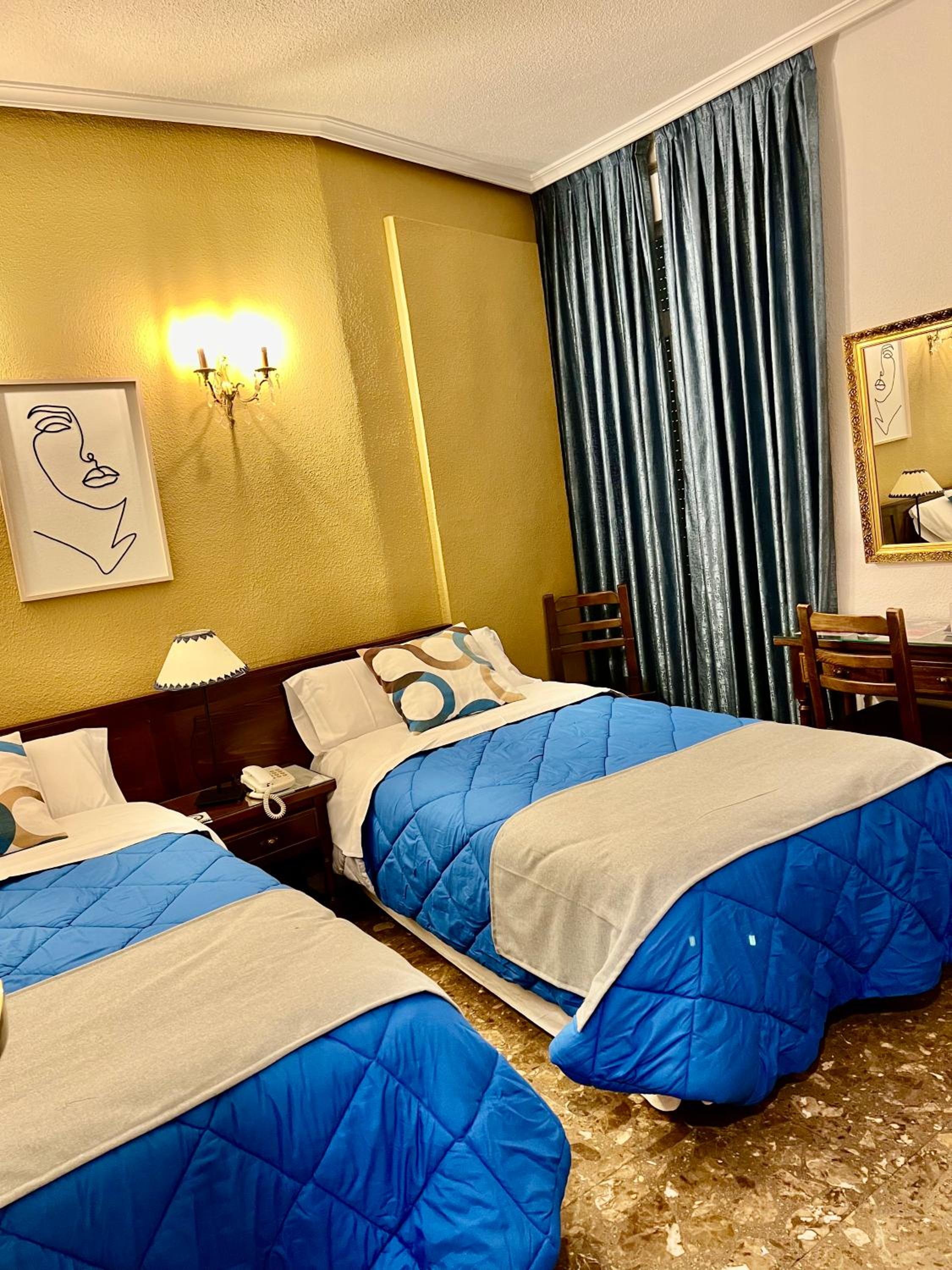 Twin Room with Private Bathroom - Photo 14