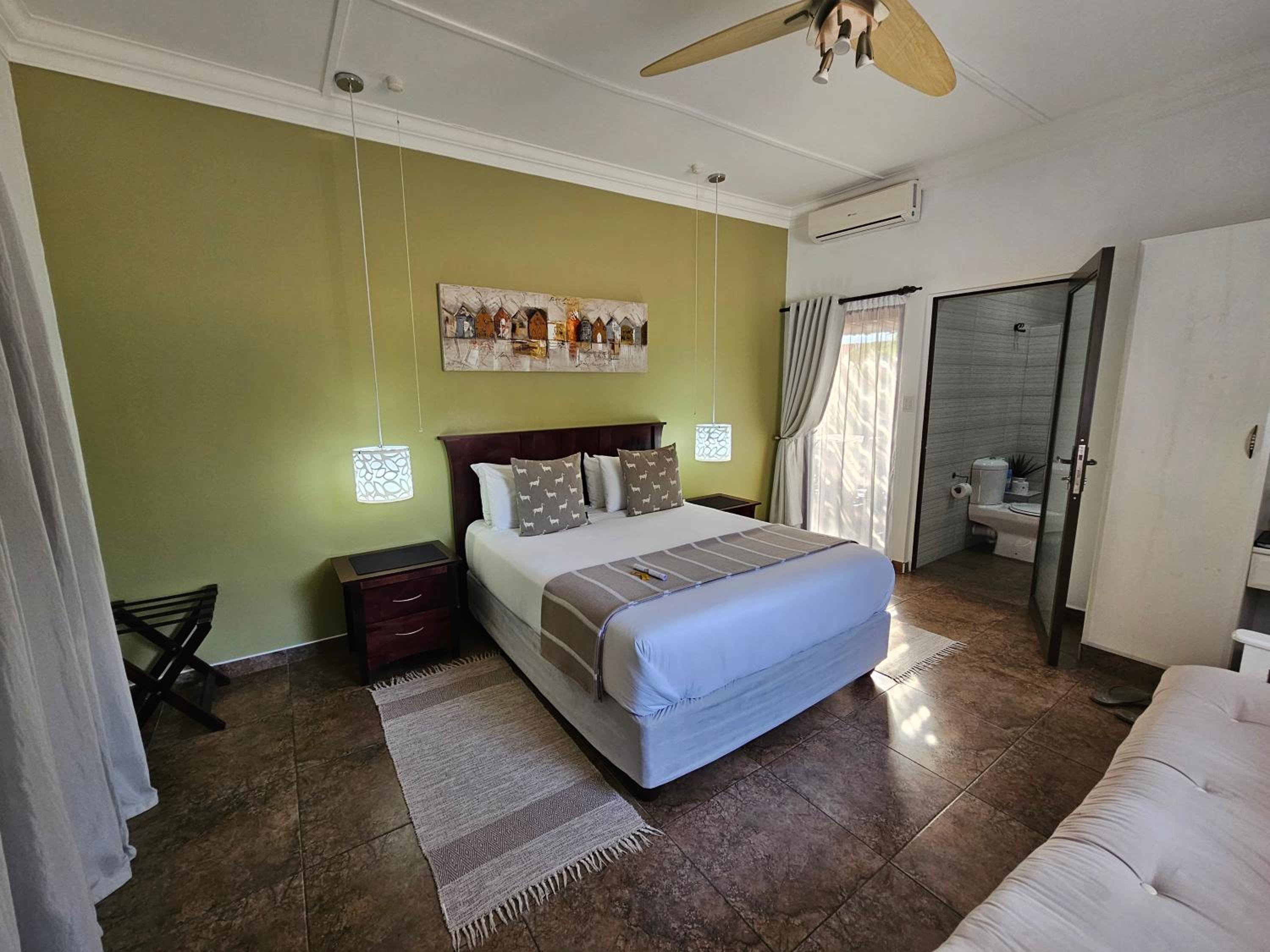 Deluxe Twin/King Garden View Room with Patio & Spa Bath photo 3