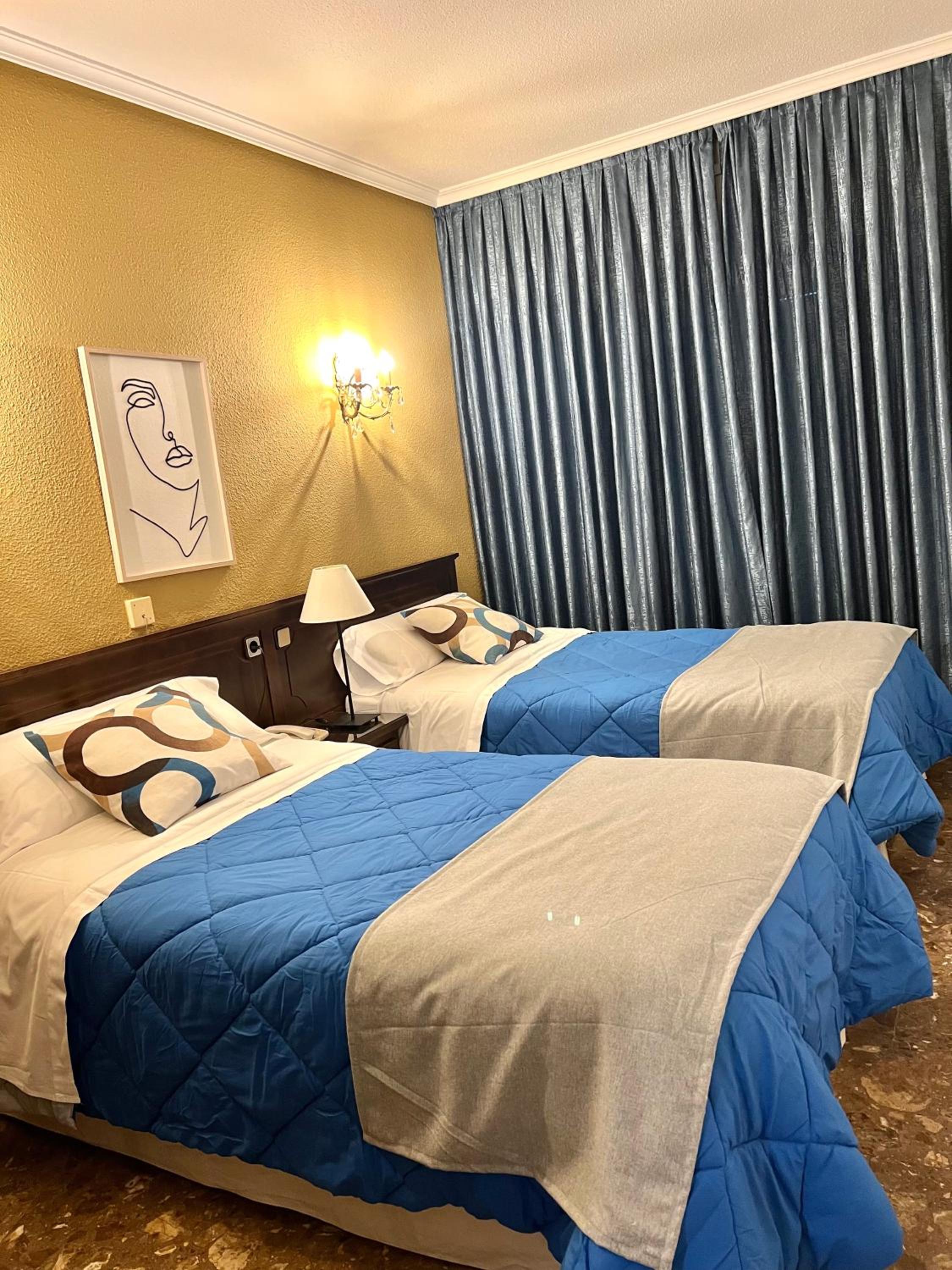 Twin Room with Private Bathroom - Photo 15