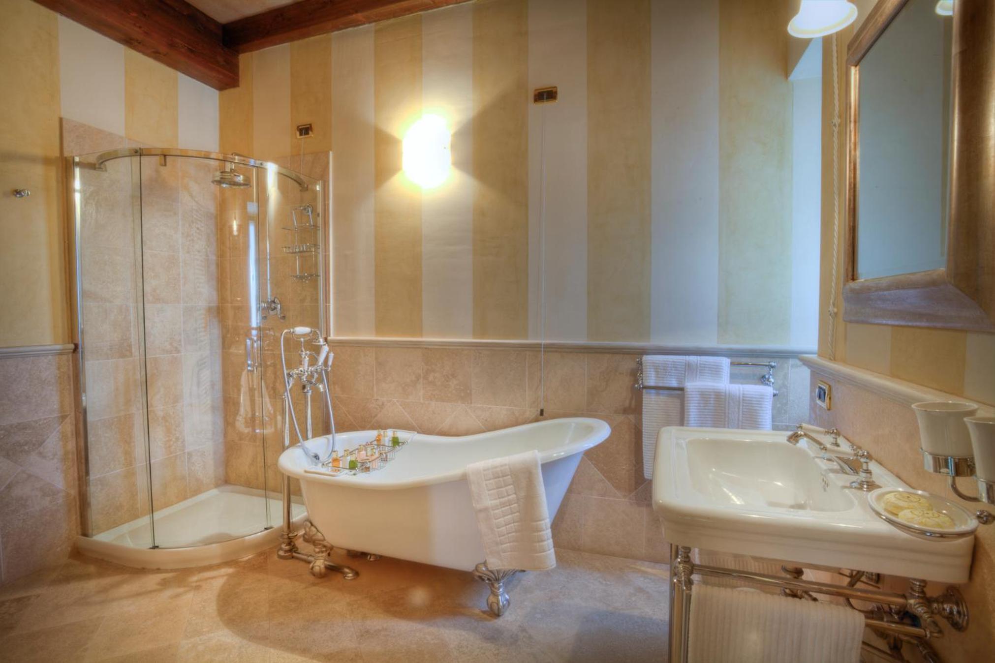 Double or Twin Room - Photo 5