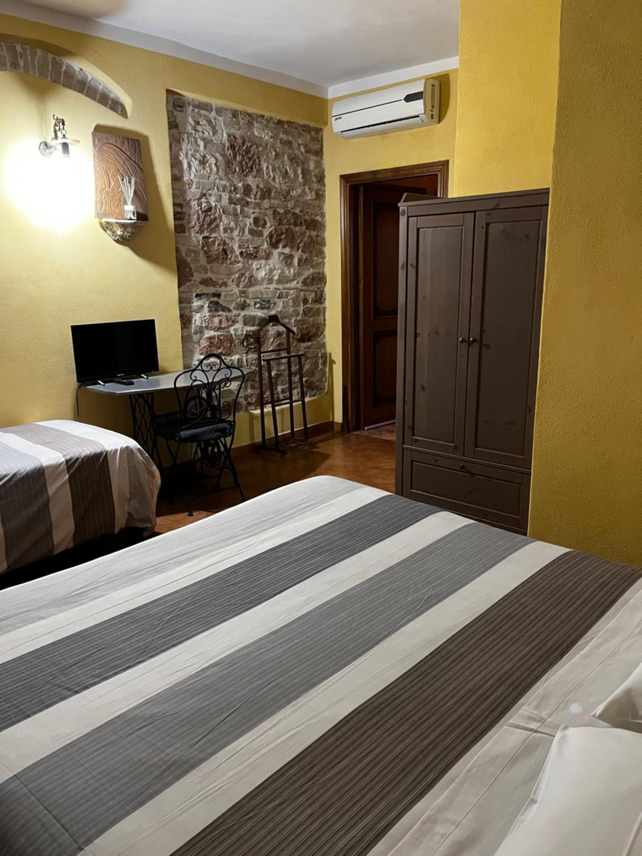 Double or Twin Room with Private Bathroom photo 2