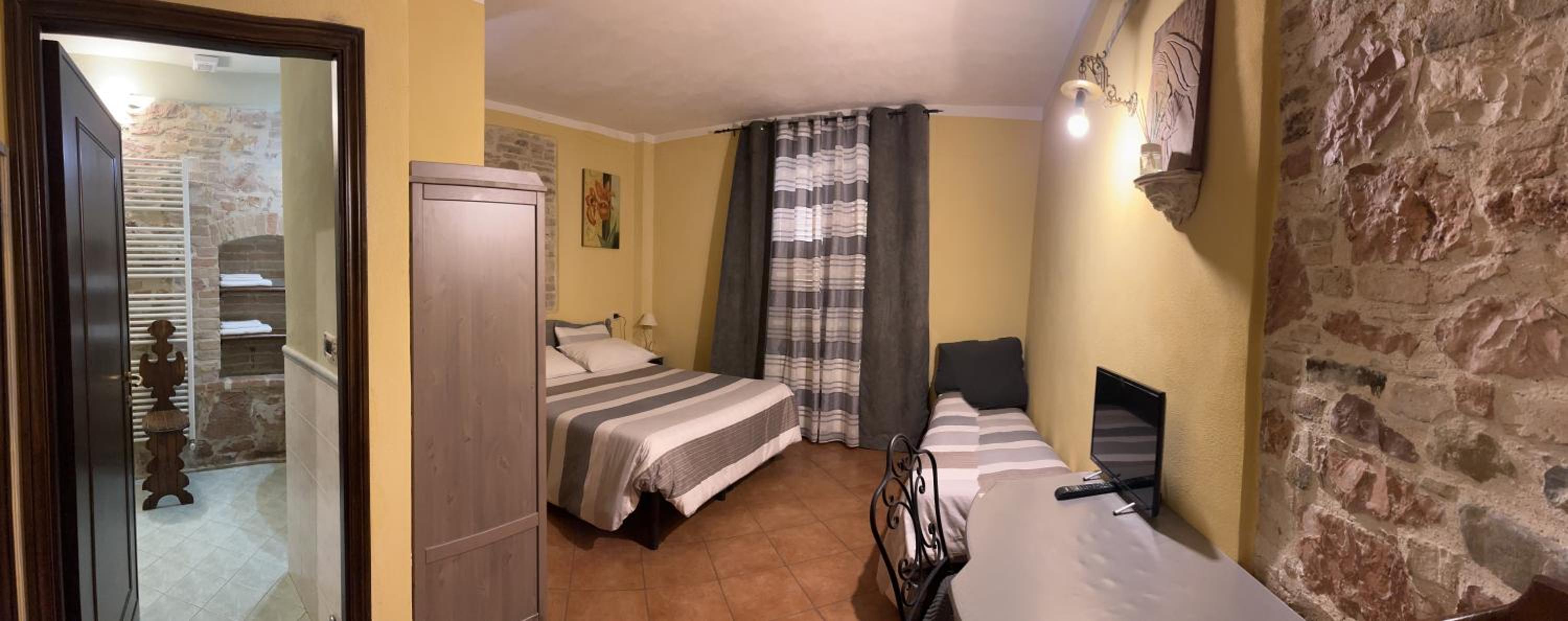 Double or Twin Room with Private Bathroom photo 3