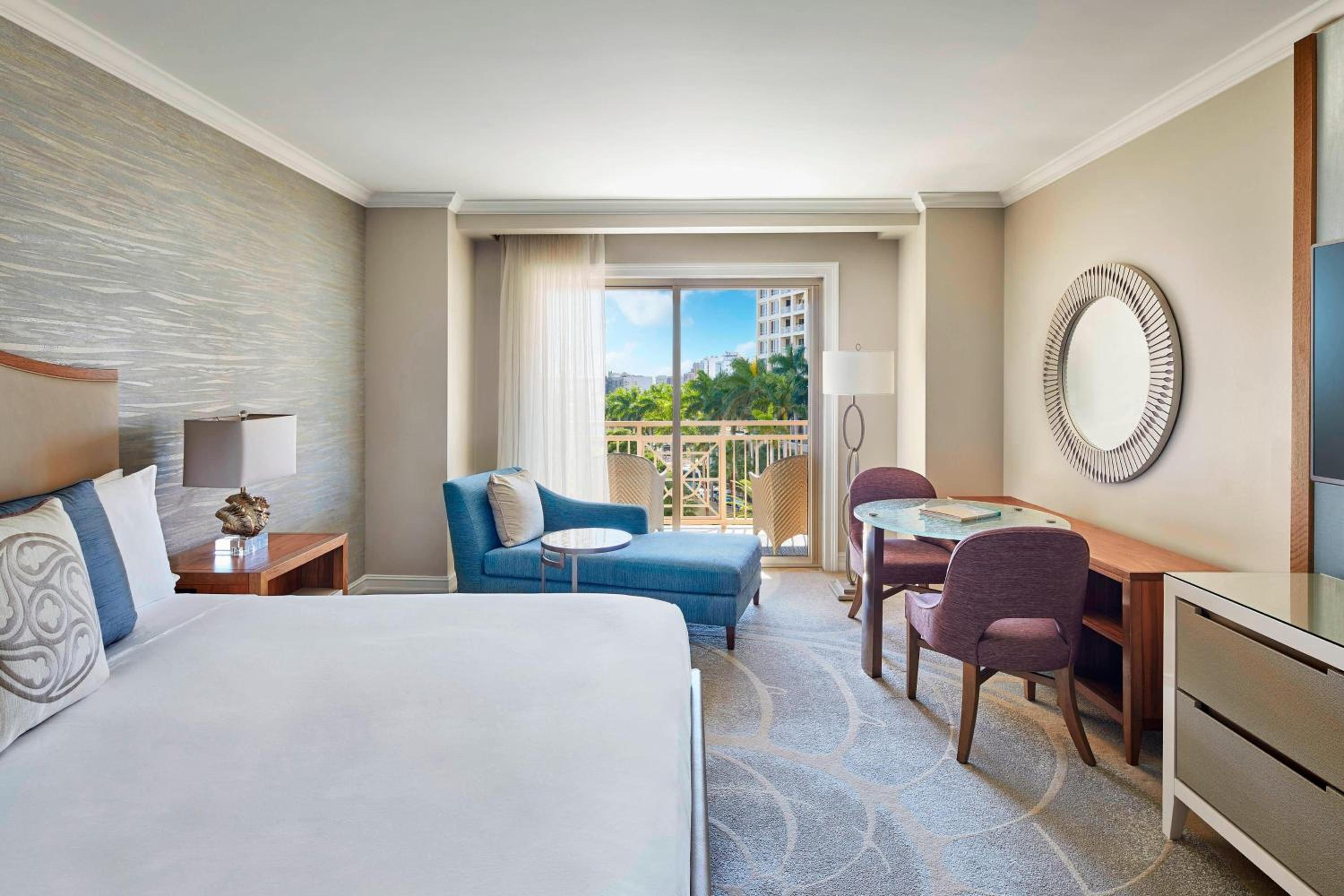 Club Resort View, Club level, Guest room, 1 King, High floor - Photo 8
