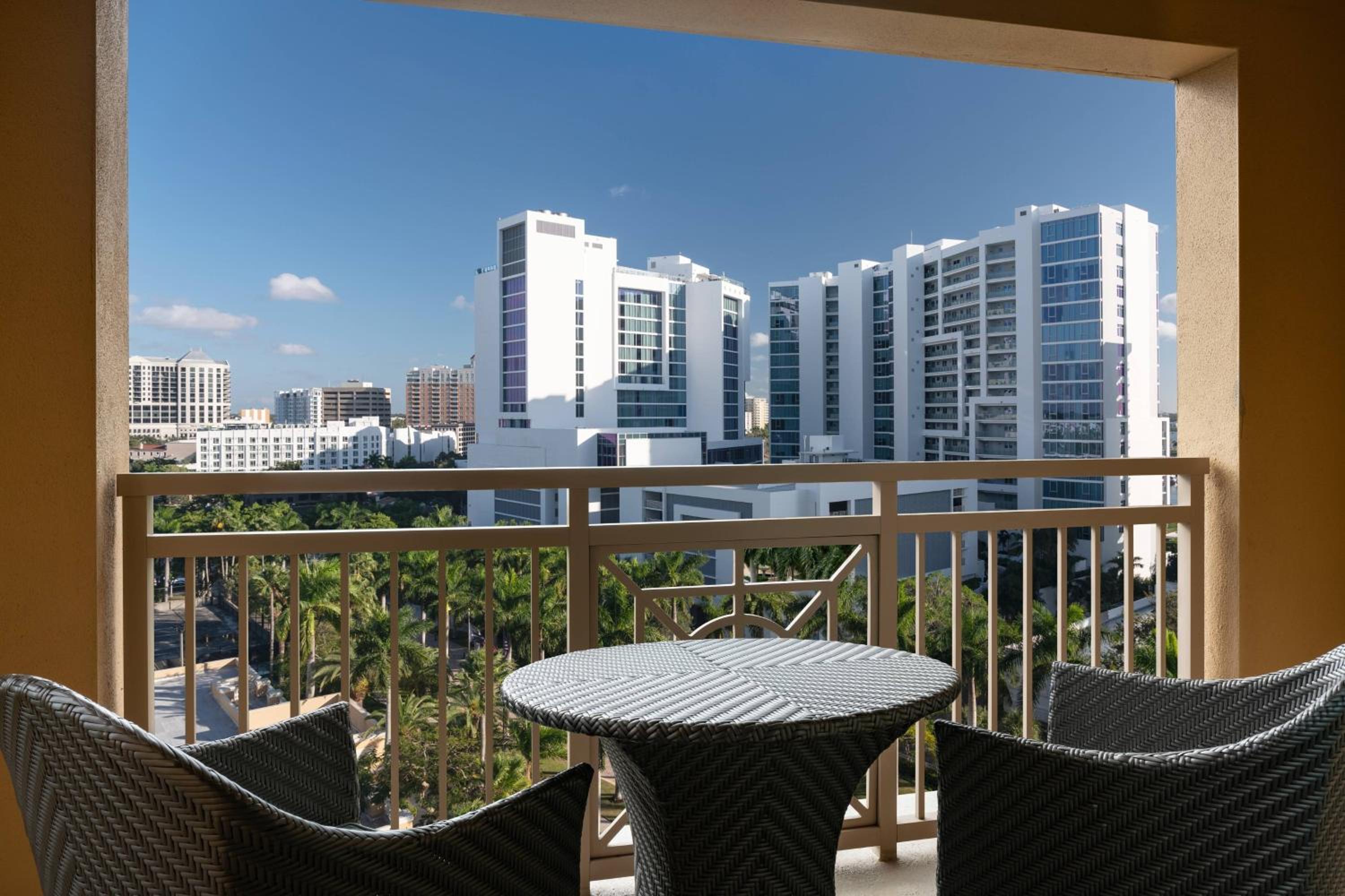 Club Resort View, Club level, Guest room, 1 King, High floor - Photo 10