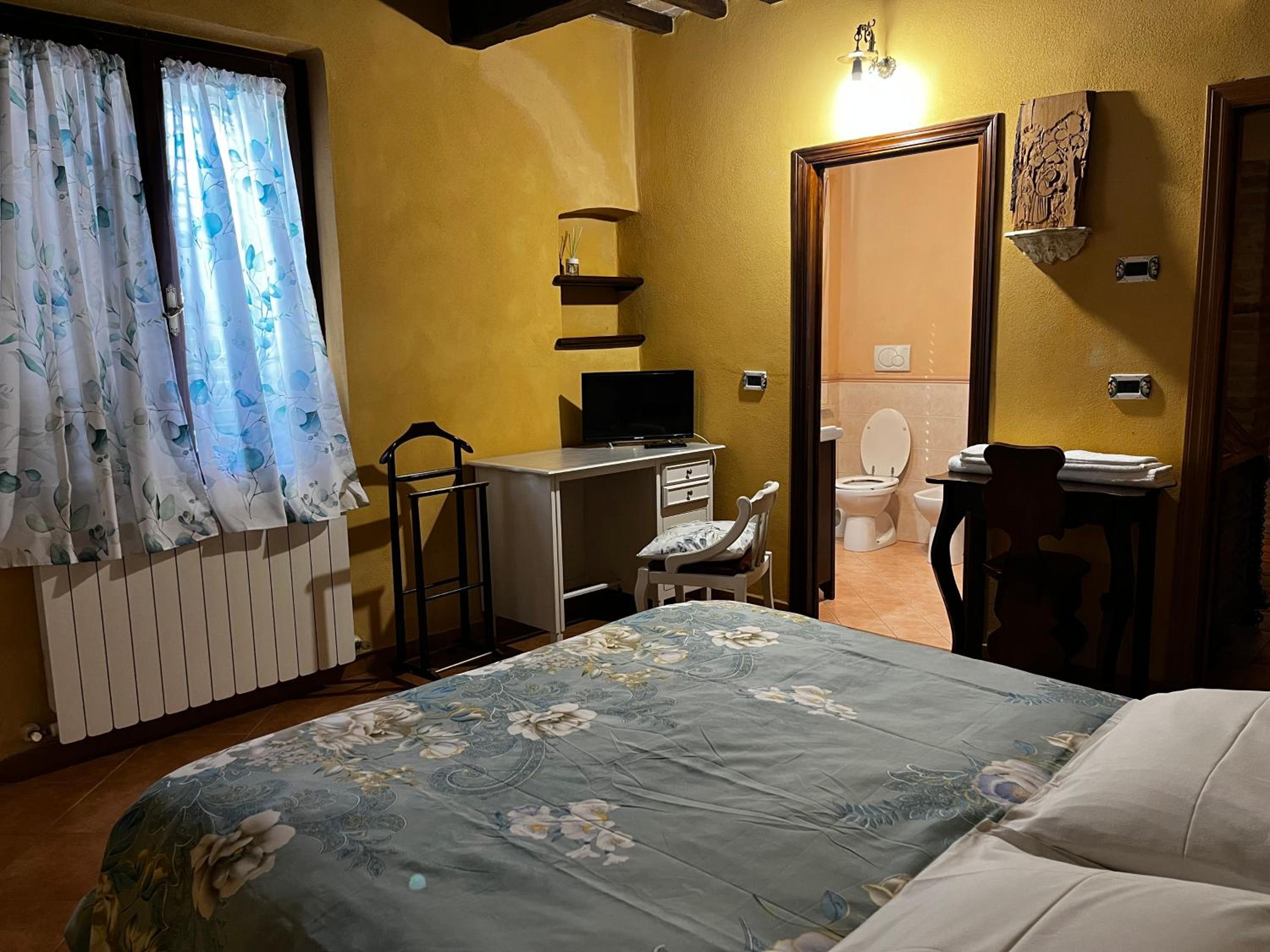 Double Room with Private Bathroom photo 3