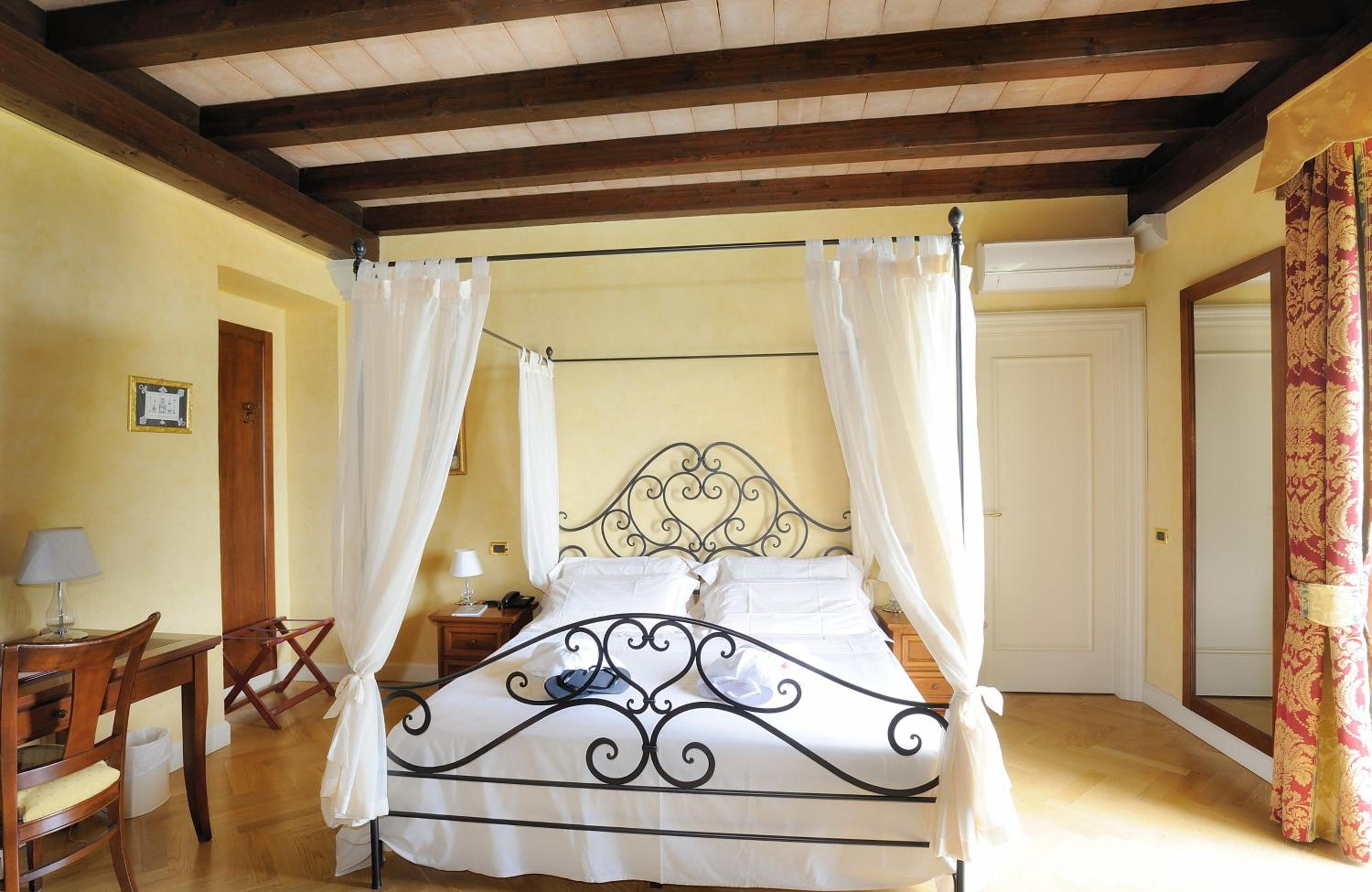 Deluxe Double or Twin Room with Balcony - Photo 1