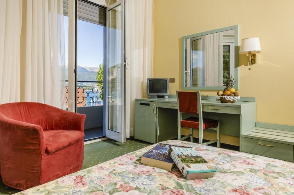 Double Room with Lake View - Photo 3