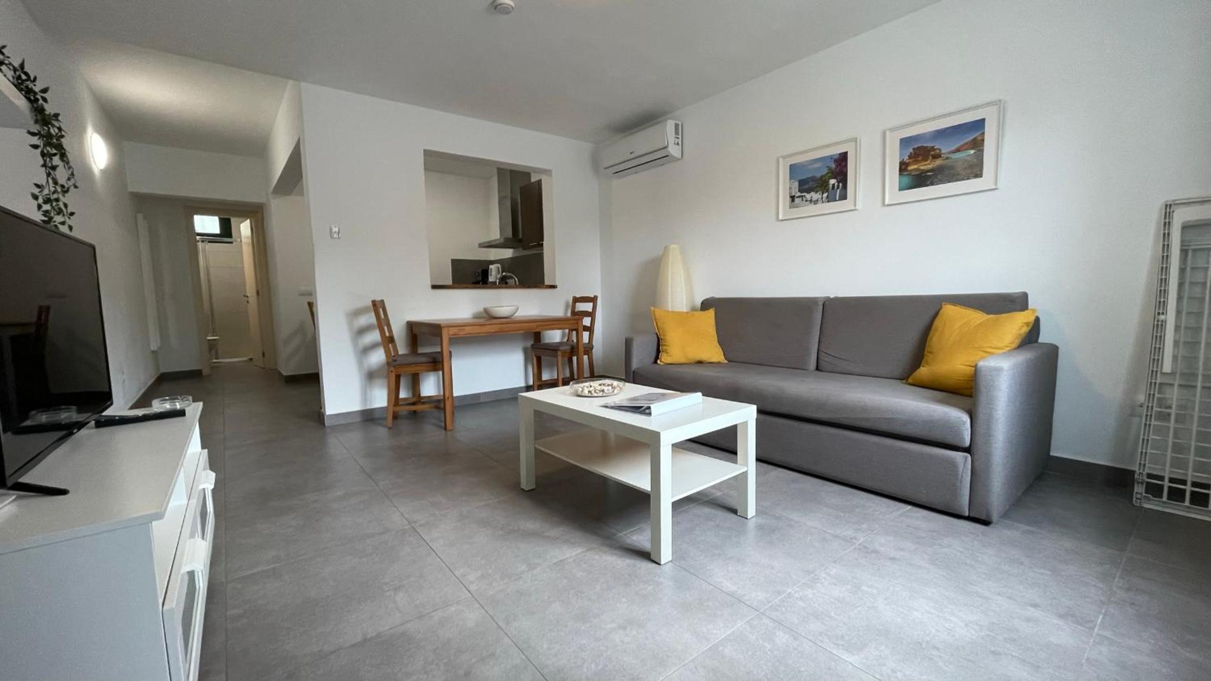 Apartamento económico de una habitación con terraza
