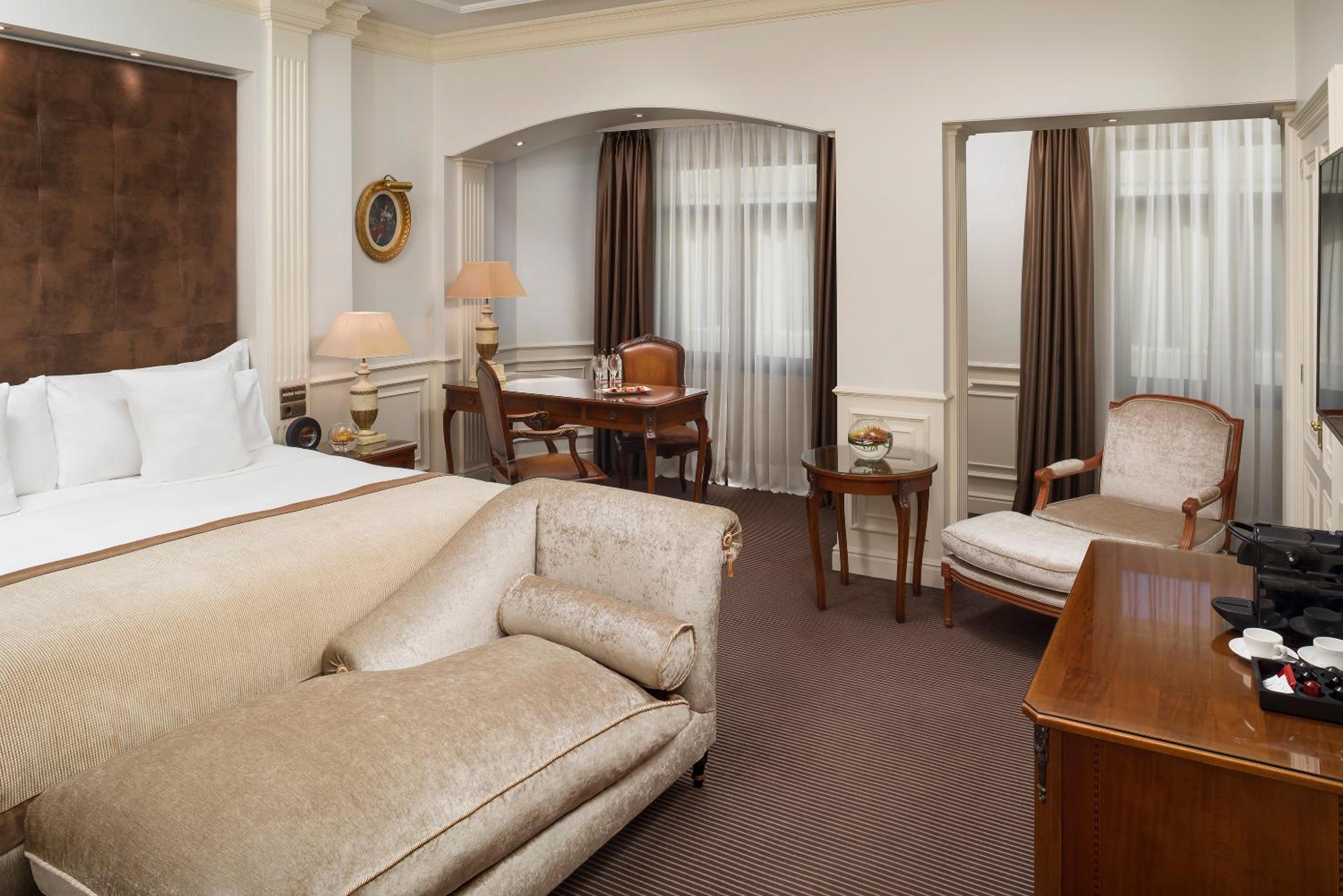 Supreme Room Red Level