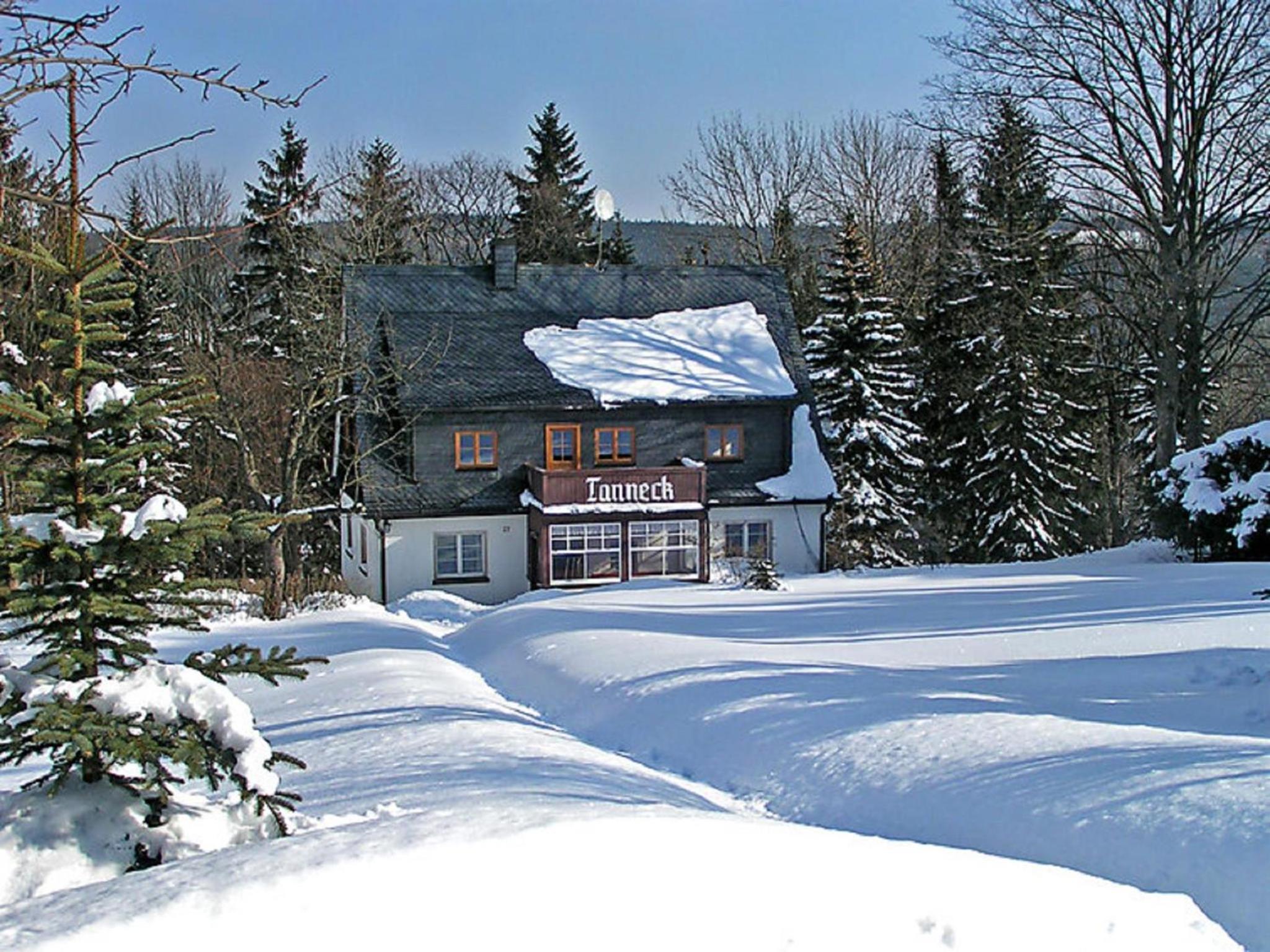 Seven-Bedroom House photo 3
