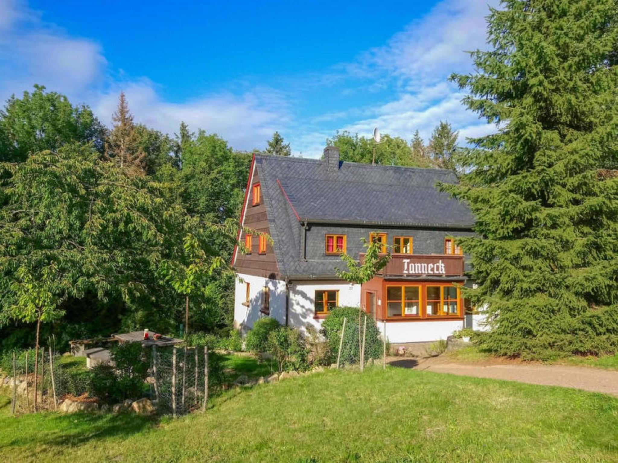 Seven-Bedroom House photo 2