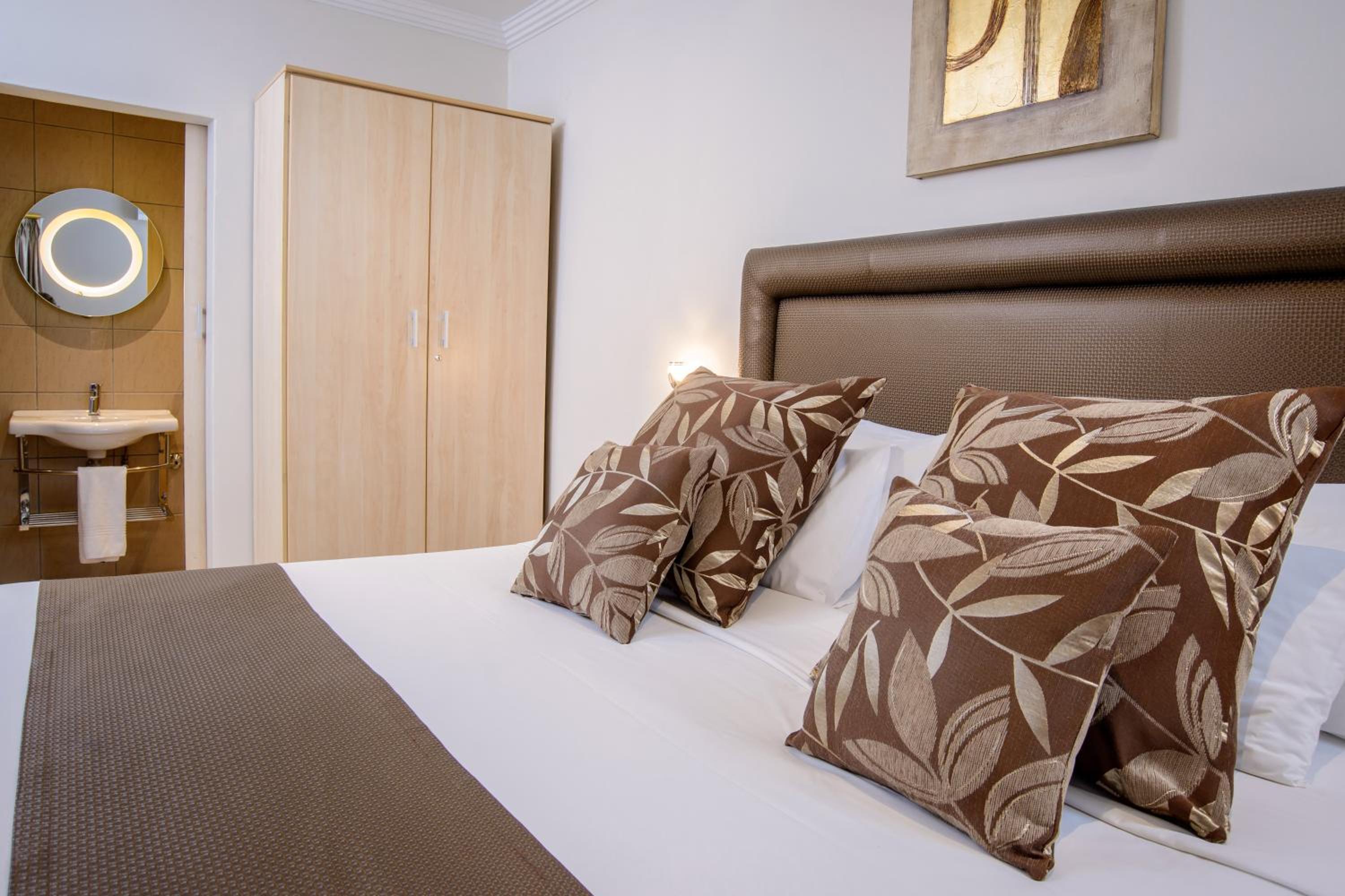 Deluxe King Room - Photo 2