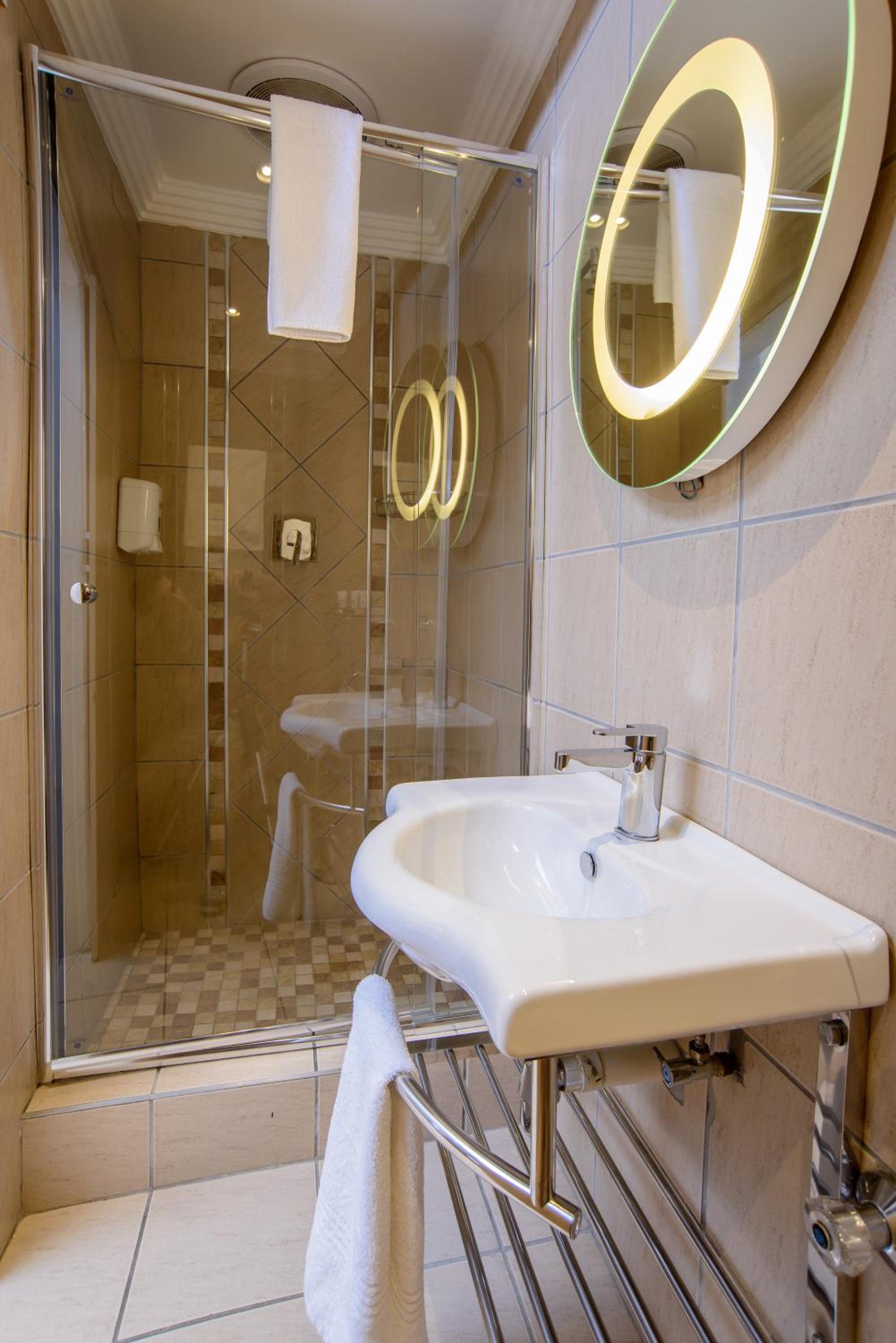 Deluxe King Room - Photo 3