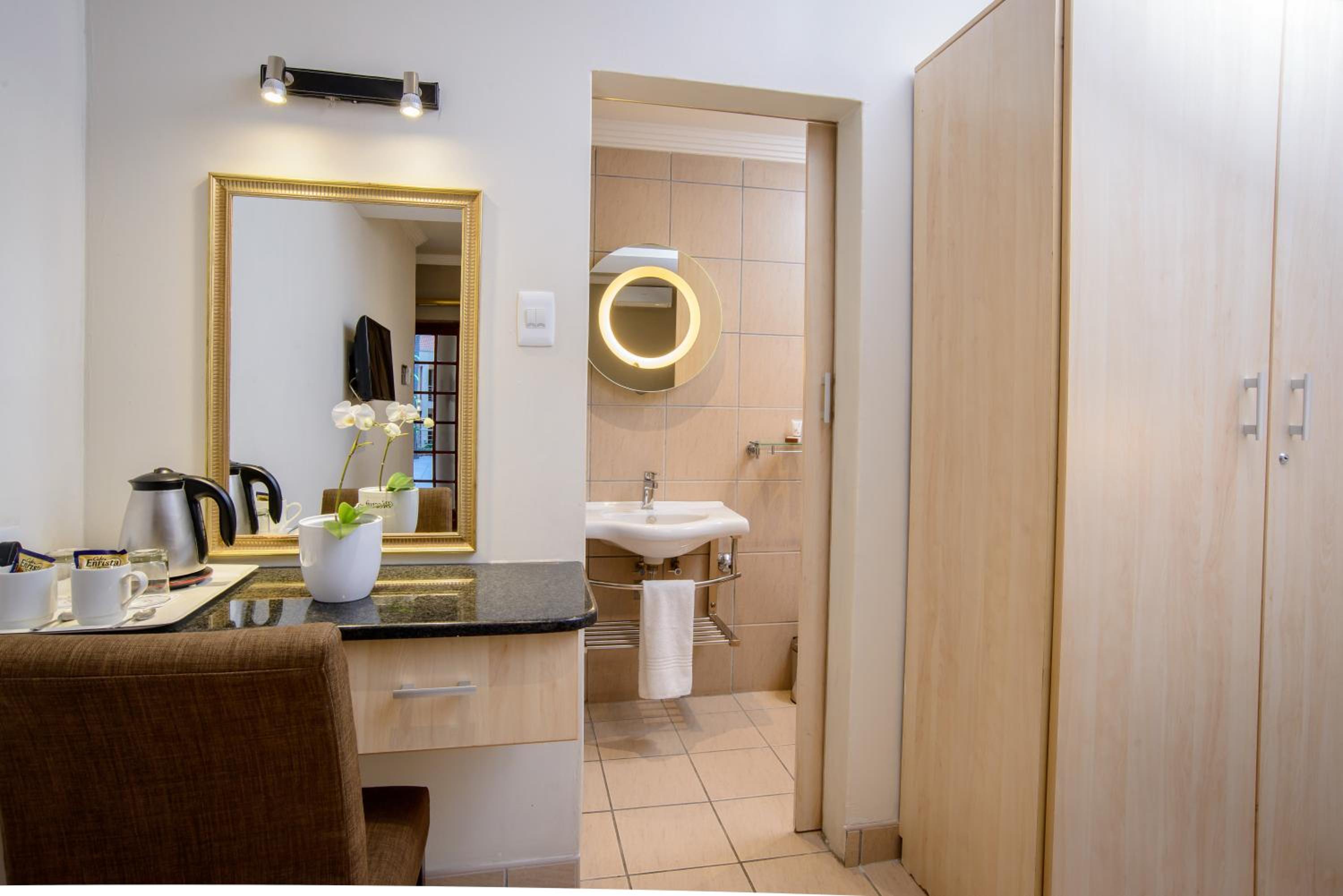Deluxe King Room - Photo 5