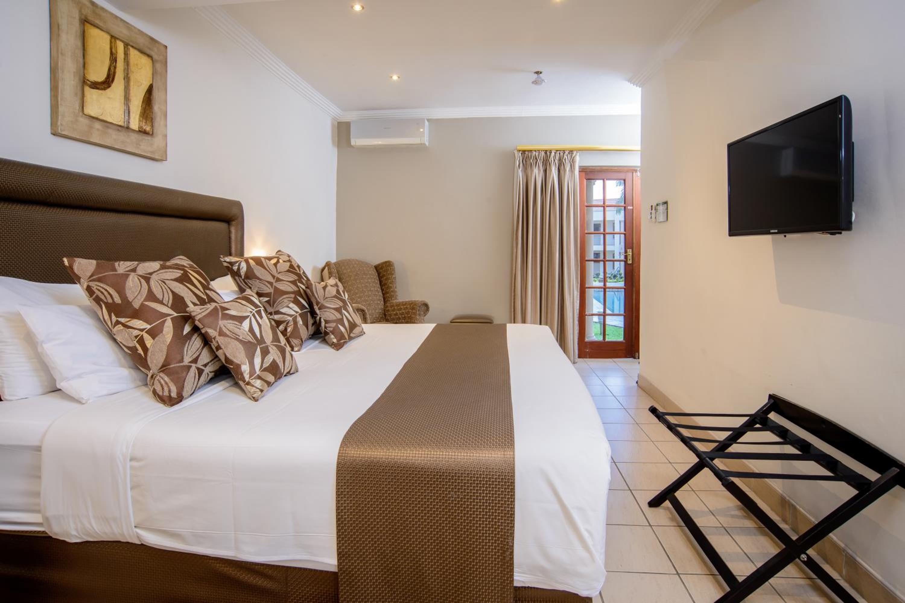 Deluxe King Room - Photo 4